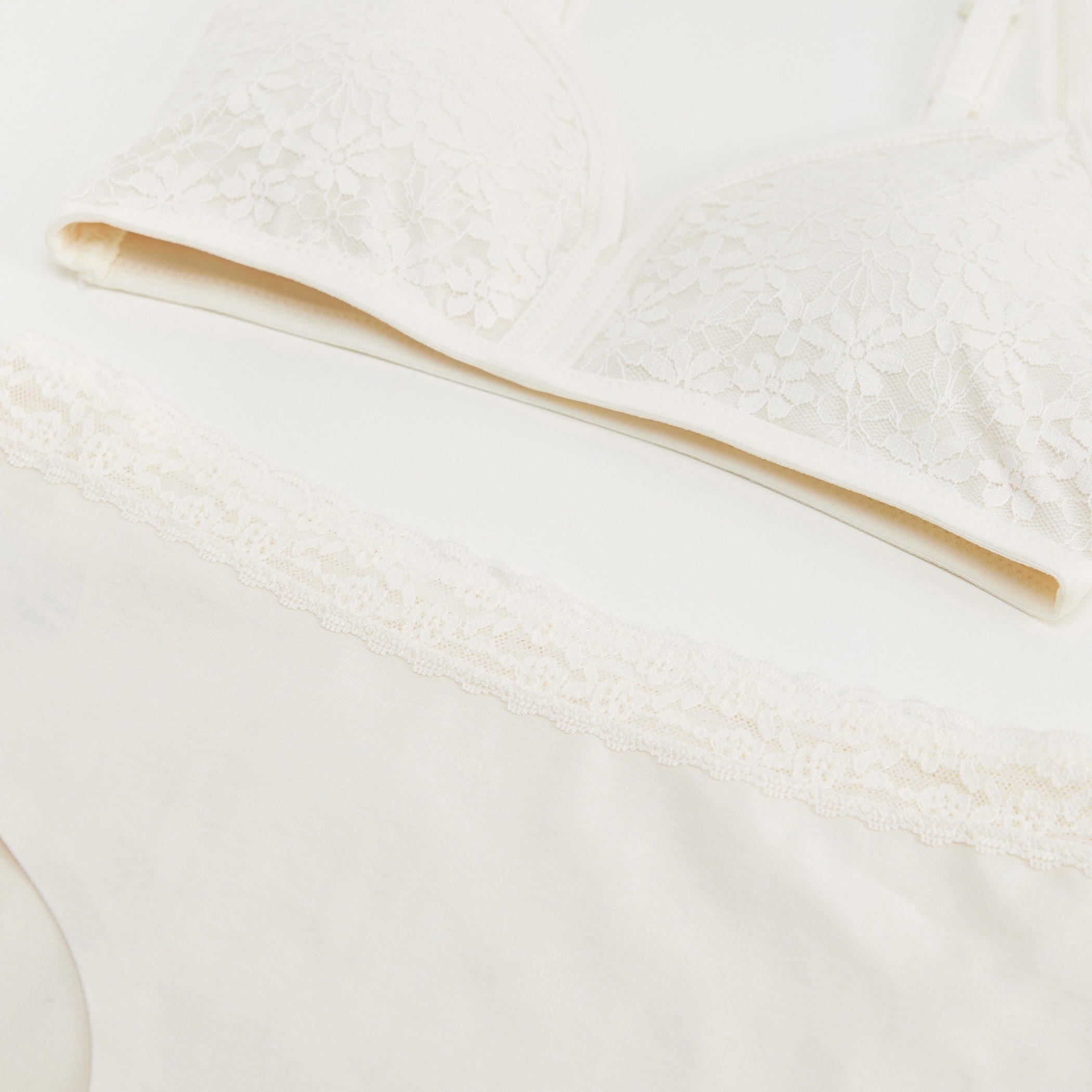 سراويل داخلية وصدريّة مبطّنة بتفاصيل دانتيل - طقم من قطعتين-women-clothing-lingerie-lingeriesets-image-2