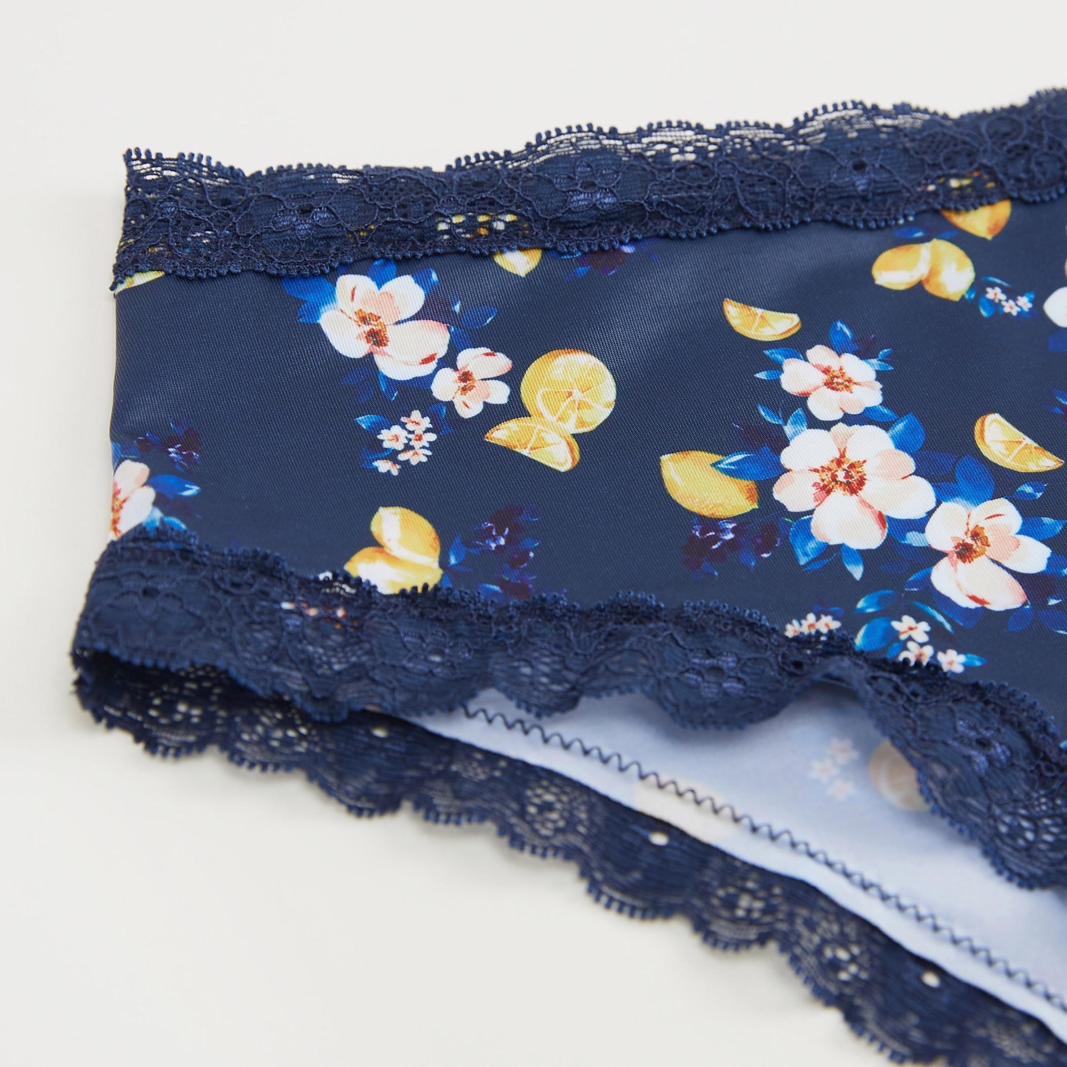سروال داخلي بطبعات أزهار وتفاصيل دانتيل-women-clothing-lingerie-panties-image-2
