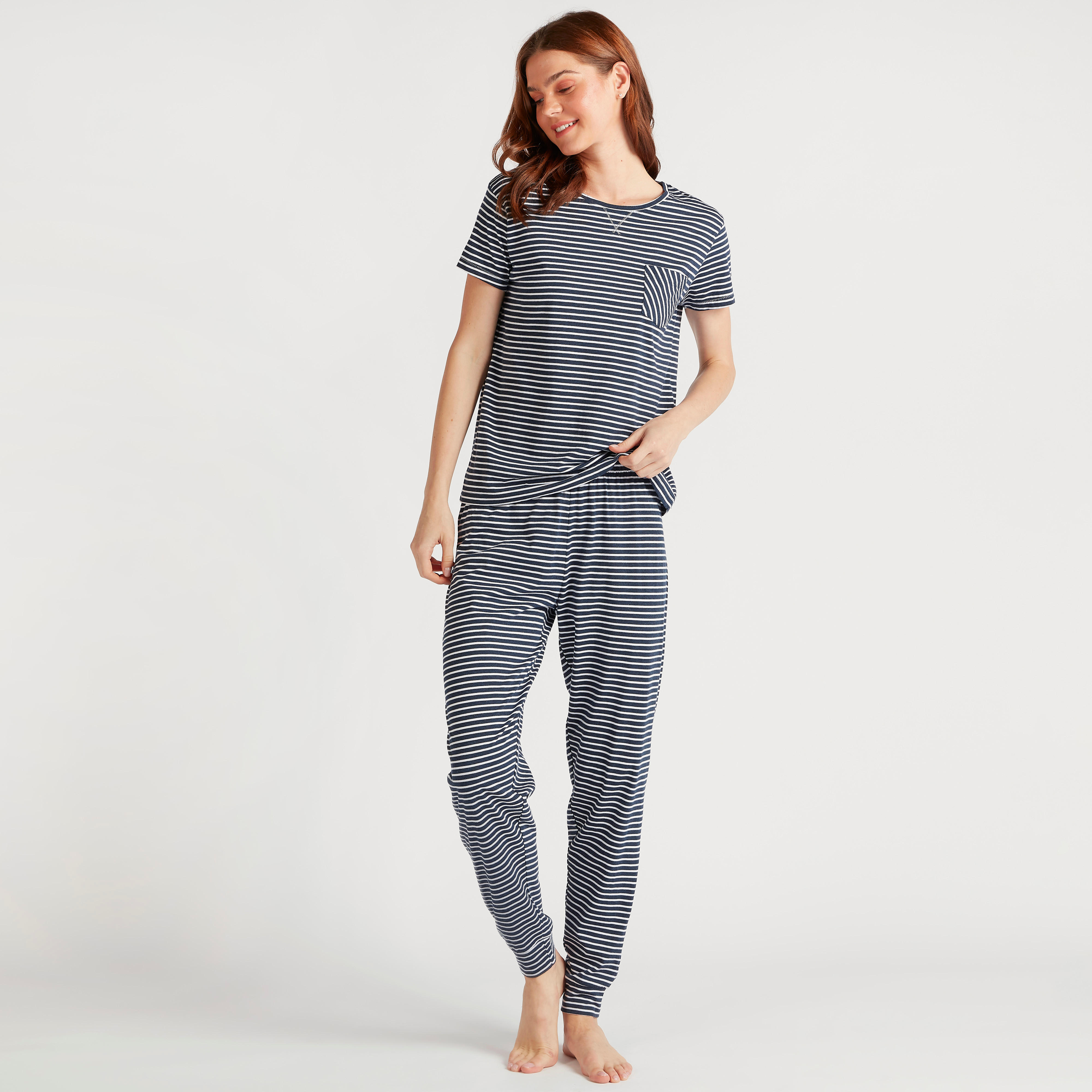 طقم بنطلون بيجاما طويل وتيشيرت مخطّط بياقة ضيقة-women-clothing-nightwear-pyjamas-longsets-image-1