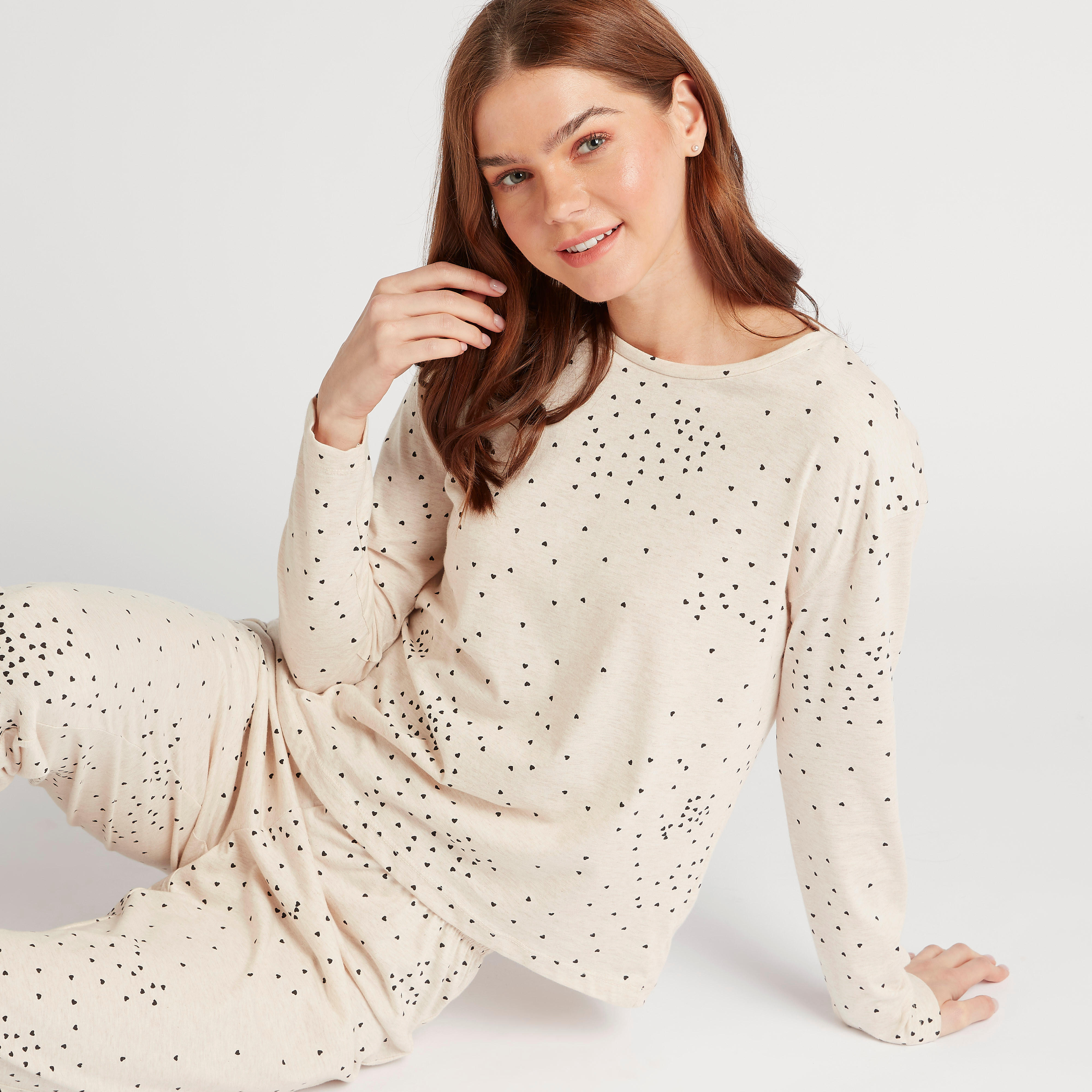 طقم بنطلون بيجاما وتيشيرت بطبعات قلب وياقة ضيّقة-women-clothing-nightwear-pyjamas-longsets-image-1