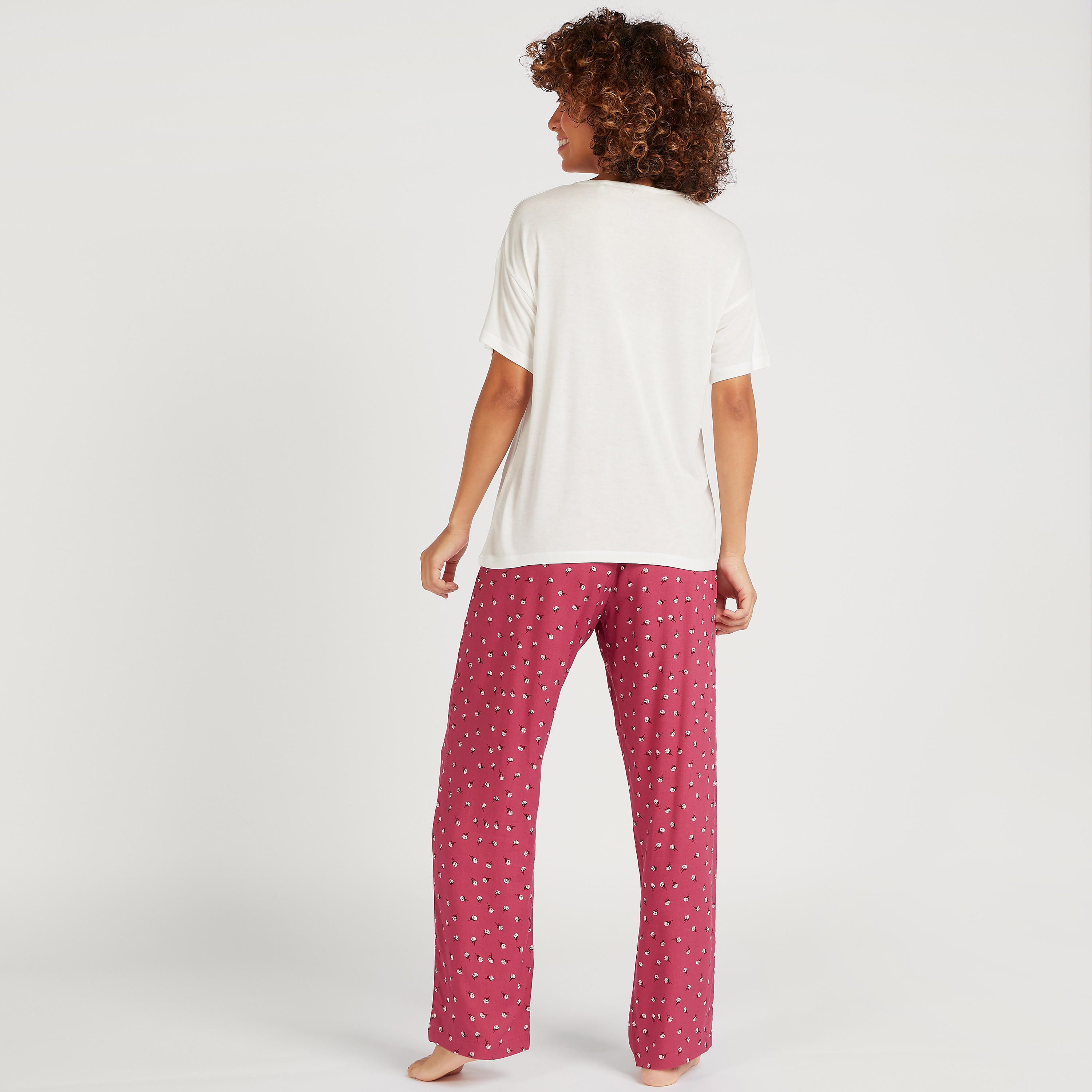 طقم بنطلون بيجاما وتيشيرت بياقة مستديرة وطبعات-women-clothing-nightwear-pyjamas-longsets-image-2