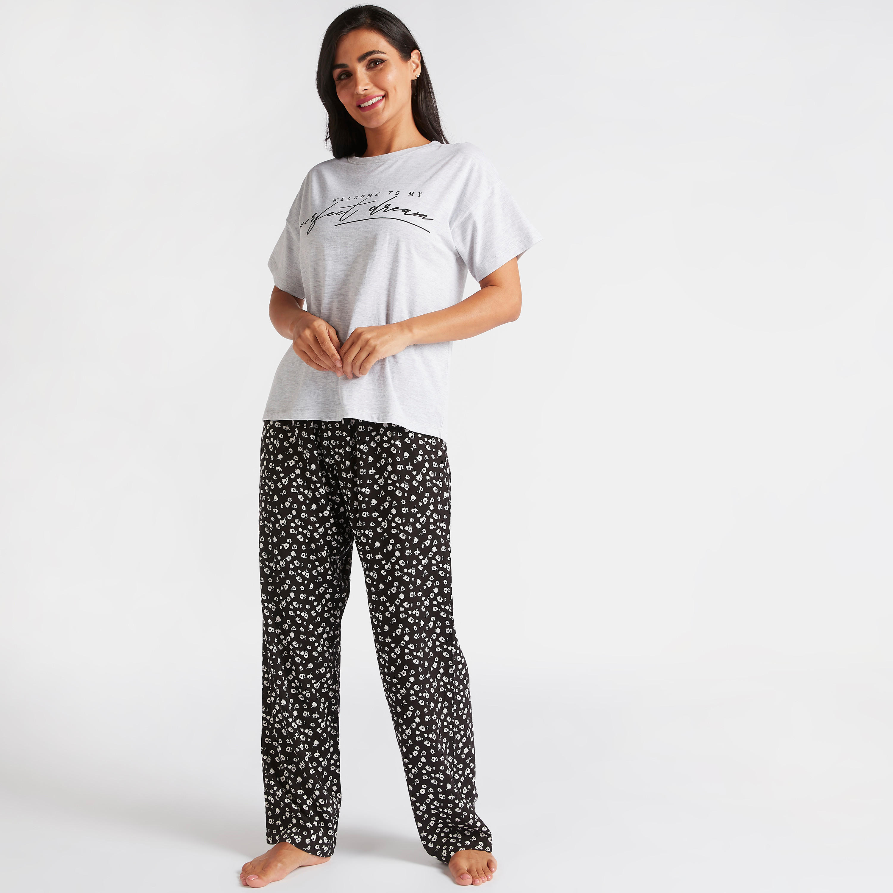 طقم بنطلون بيجاما وتيشيرت بأكمام قصيرة وطبعات-women-clothing-nightwear-pyjamas-longsets-image-1
