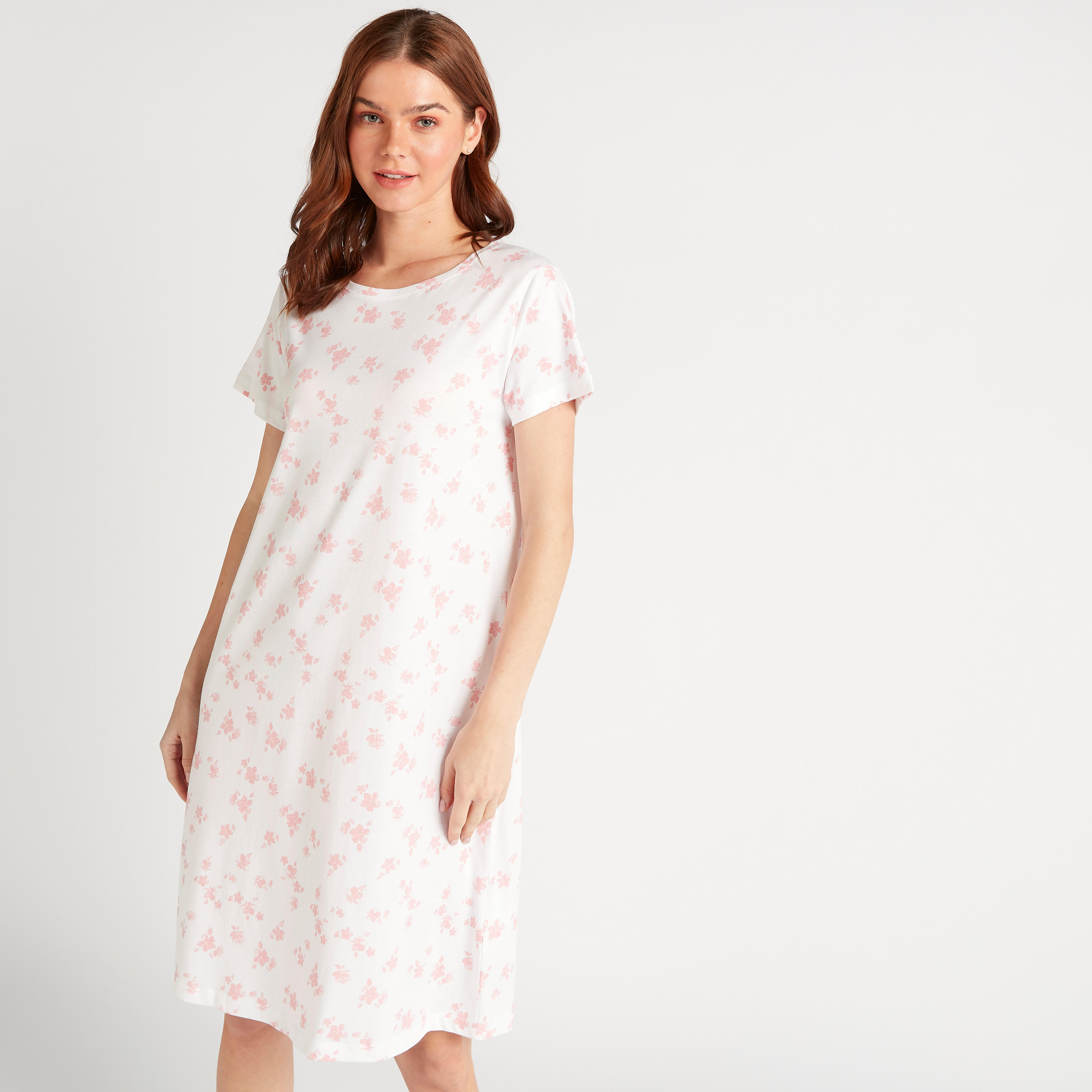 قميص نوم بطبعات أزهار وأكمام قصيرة وياقة مستديرة-women-clothing-nightwear-nighties-image-1
