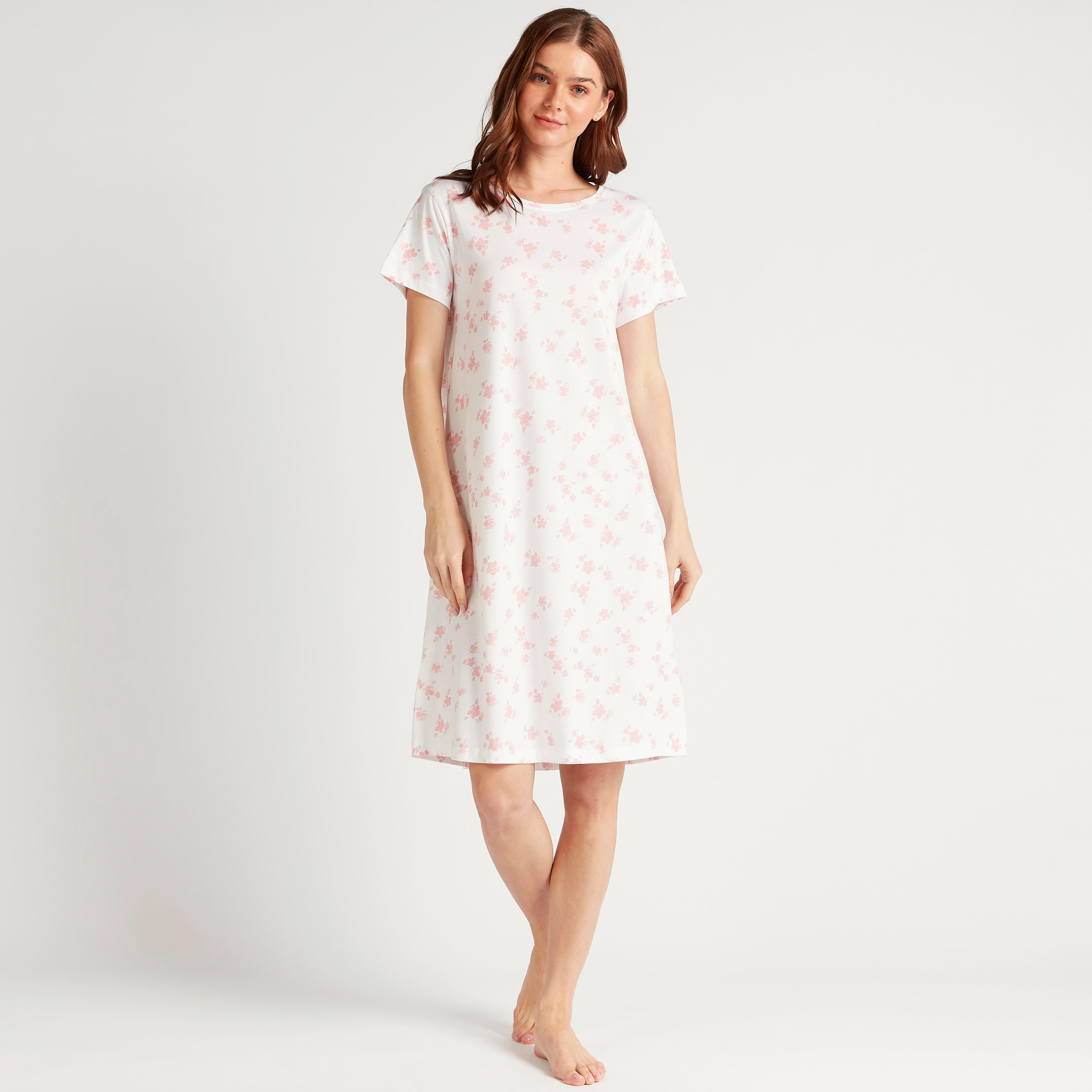 قميص نوم بطبعات أزهار وأكمام قصيرة وياقة مستديرة-women-clothing-nightwear-nighties-image-2