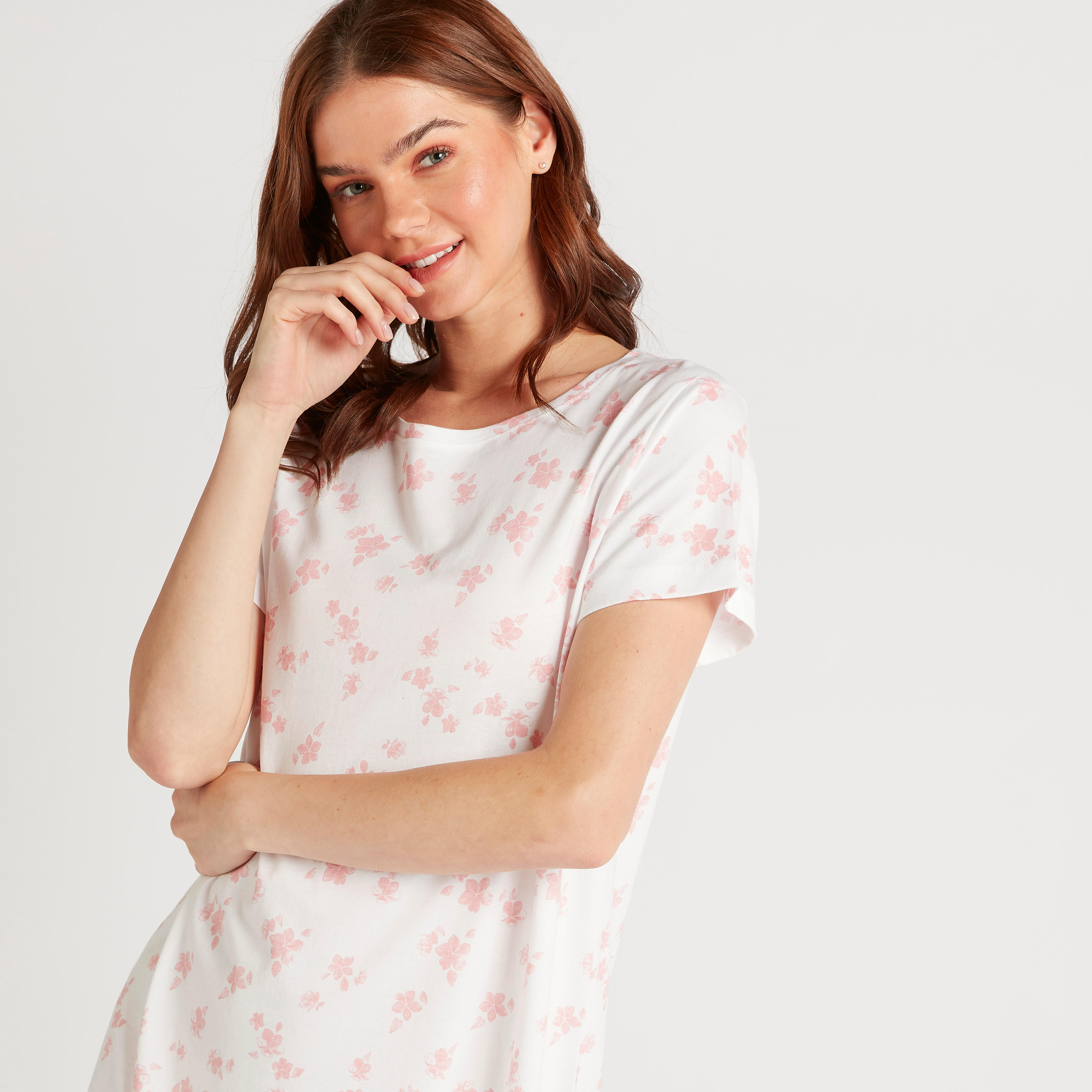 قميص نوم بطبعات أزهار وأكمام قصيرة وياقة مستديرة-women-clothing-nightwear-nighties-image-3