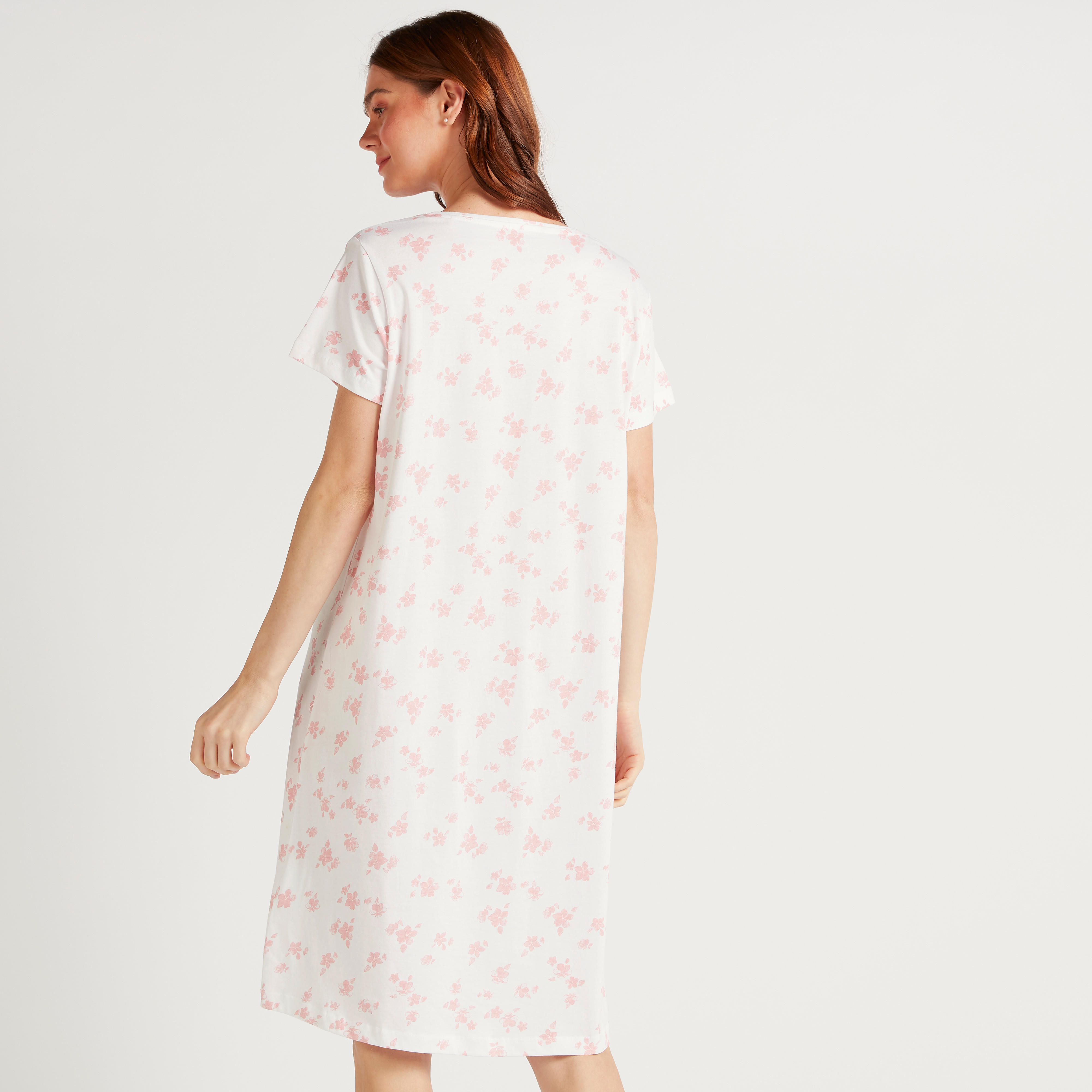 قميص نوم بطبعات أزهار وأكمام قصيرة وياقة مستديرة-women-clothing-nightwear-nighties-image-4