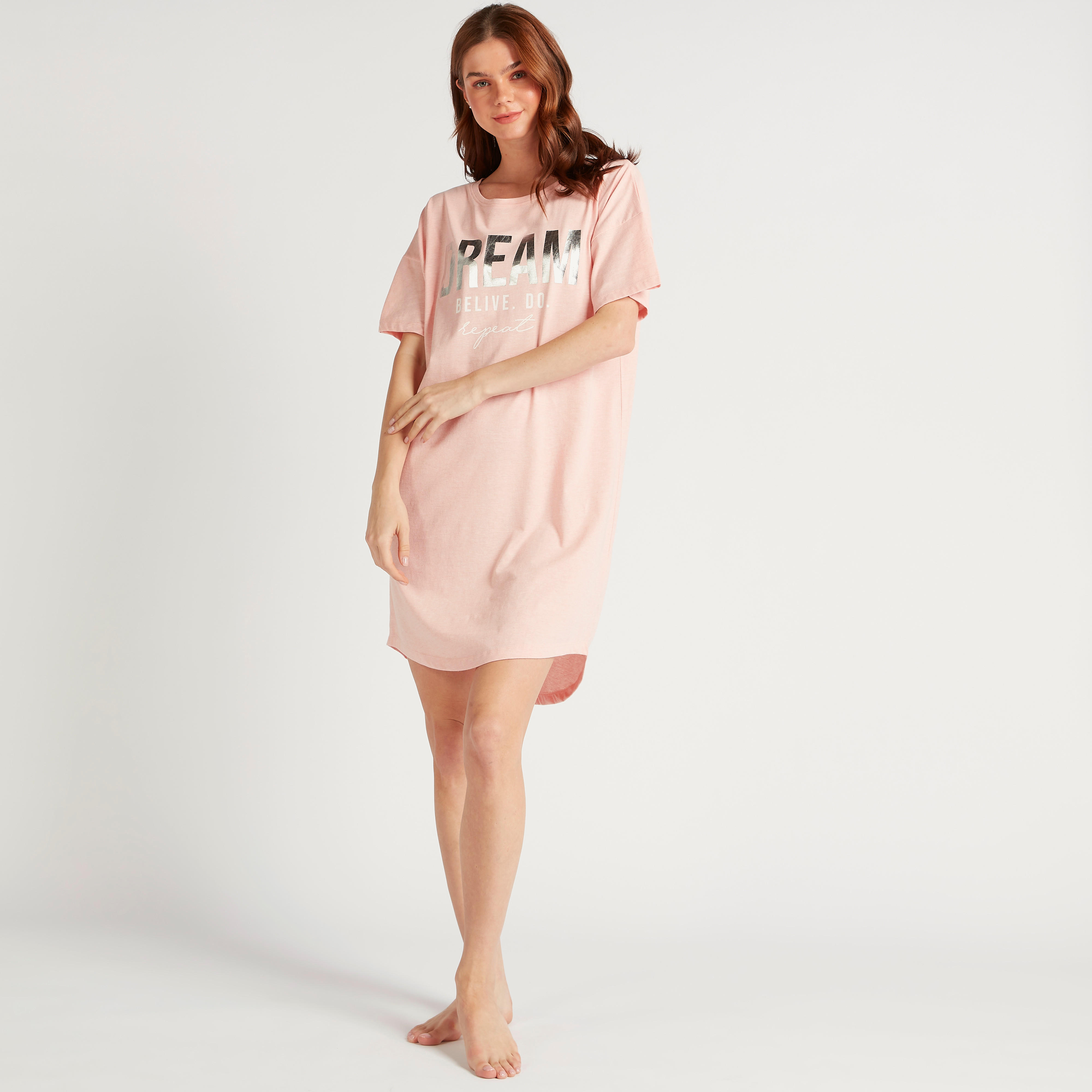 قميص نوم بياقة مستديرة وأكمام قصيرة وطبعات-women-clothing-nightwear-nighties-image-2
