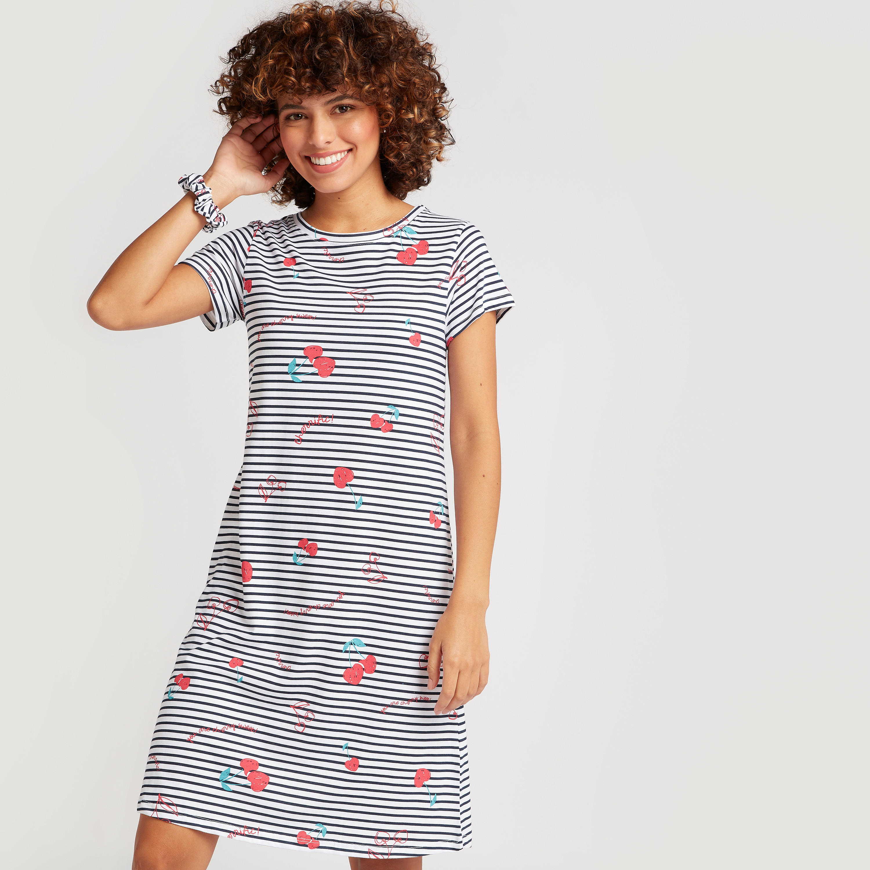 قميص نوم بطبعات وأكمام قصيرة وياقة مستديرة - طقم من قطعتين-women-clothing-nightwear-nighties-image-3