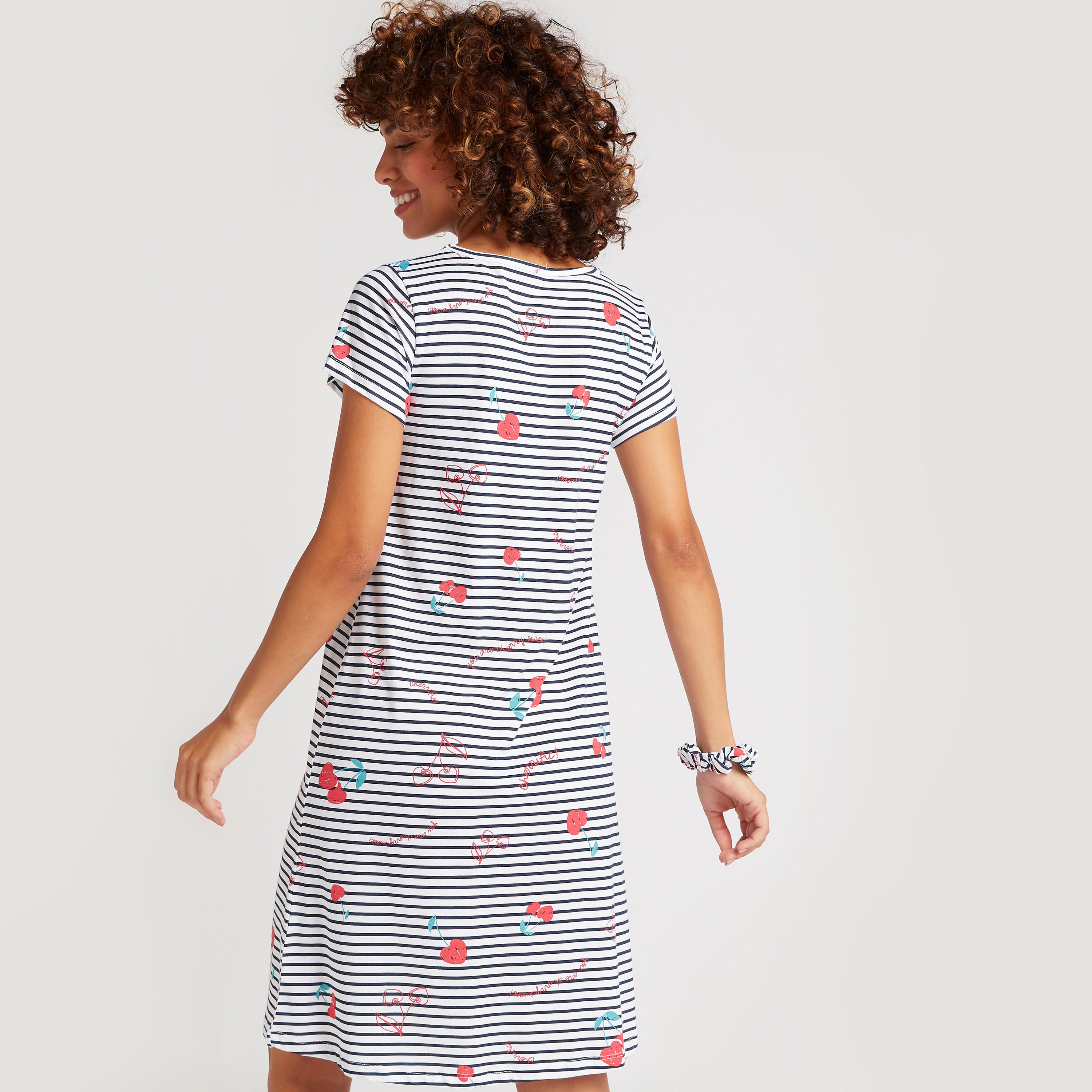 قميص نوم بطبعات وأكمام قصيرة وياقة مستديرة - طقم من قطعتين-women-clothing-nightwear-nighties-image-5