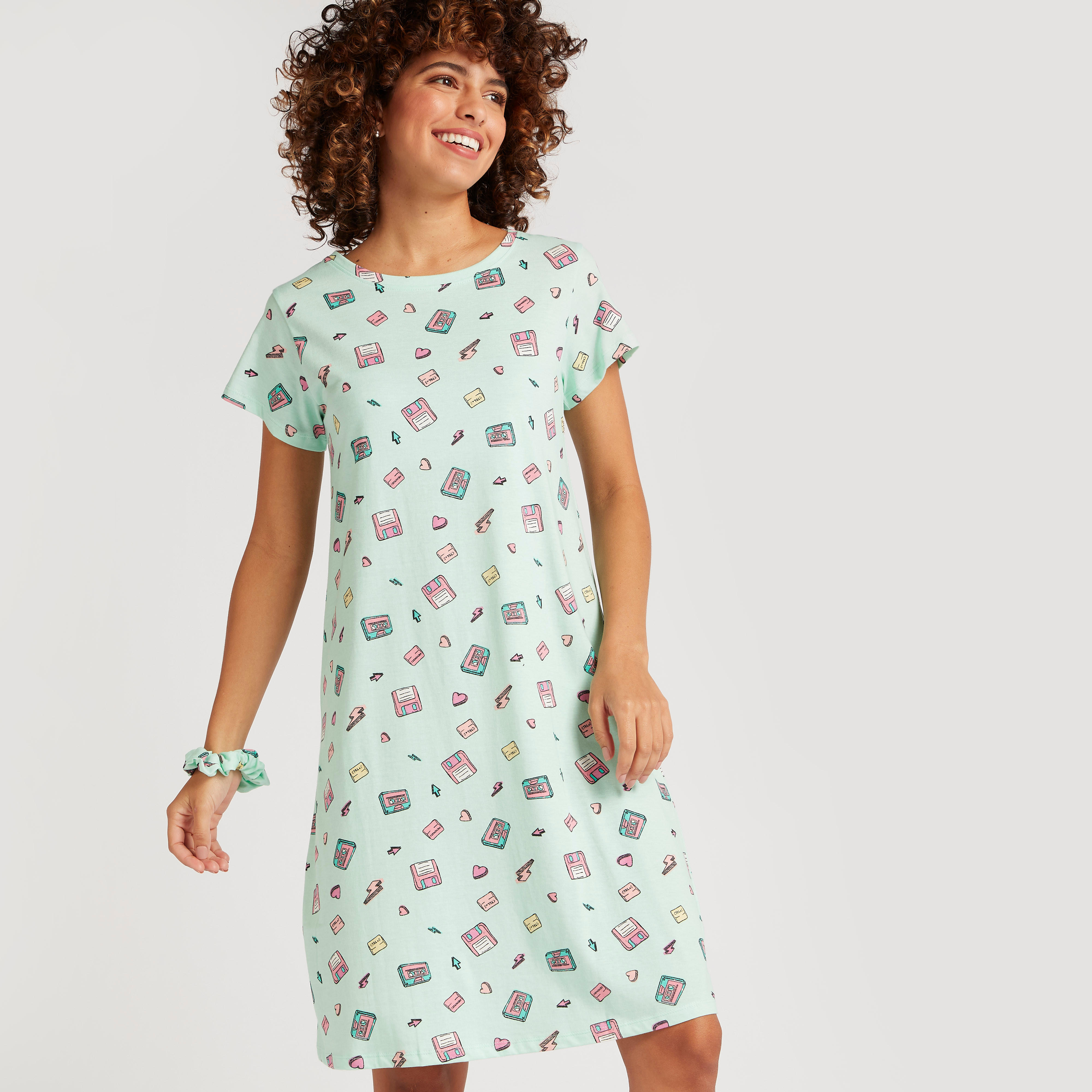 قميص نوم بطبعات وأكمام قصيرة وياقة مستديرة - طقم من قطعتين-women-clothing-nightwear-nighties-image-7