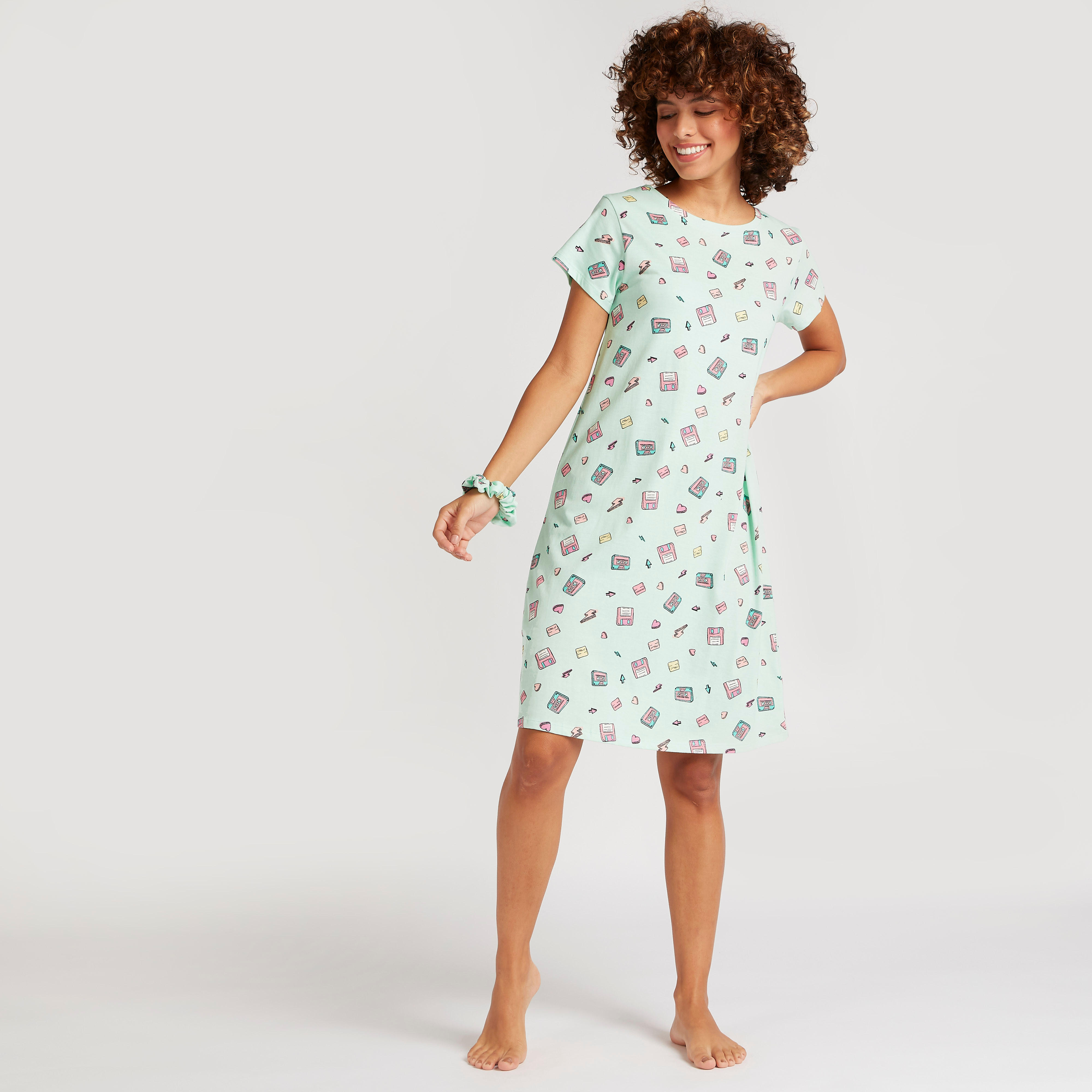 قميص نوم بطبعات وأكمام قصيرة وياقة مستديرة - طقم من قطعتين-women-clothing-nightwear-nighties-image-1