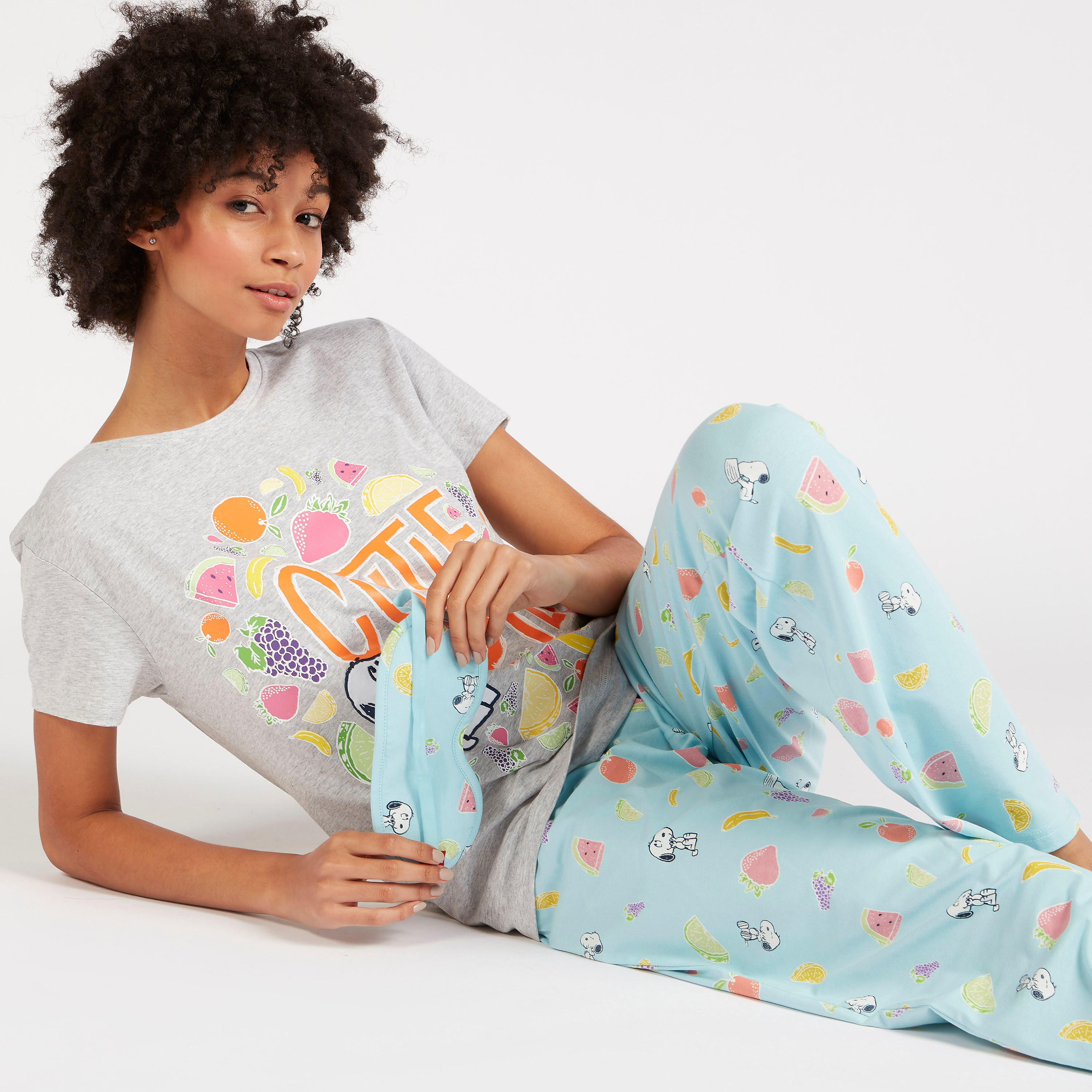 طقم بنطلون بيجاما وتيشيرت بياقة ضيّقة وطبعات-women-clothing-nightwear-pyjamas-longsets-image-1
