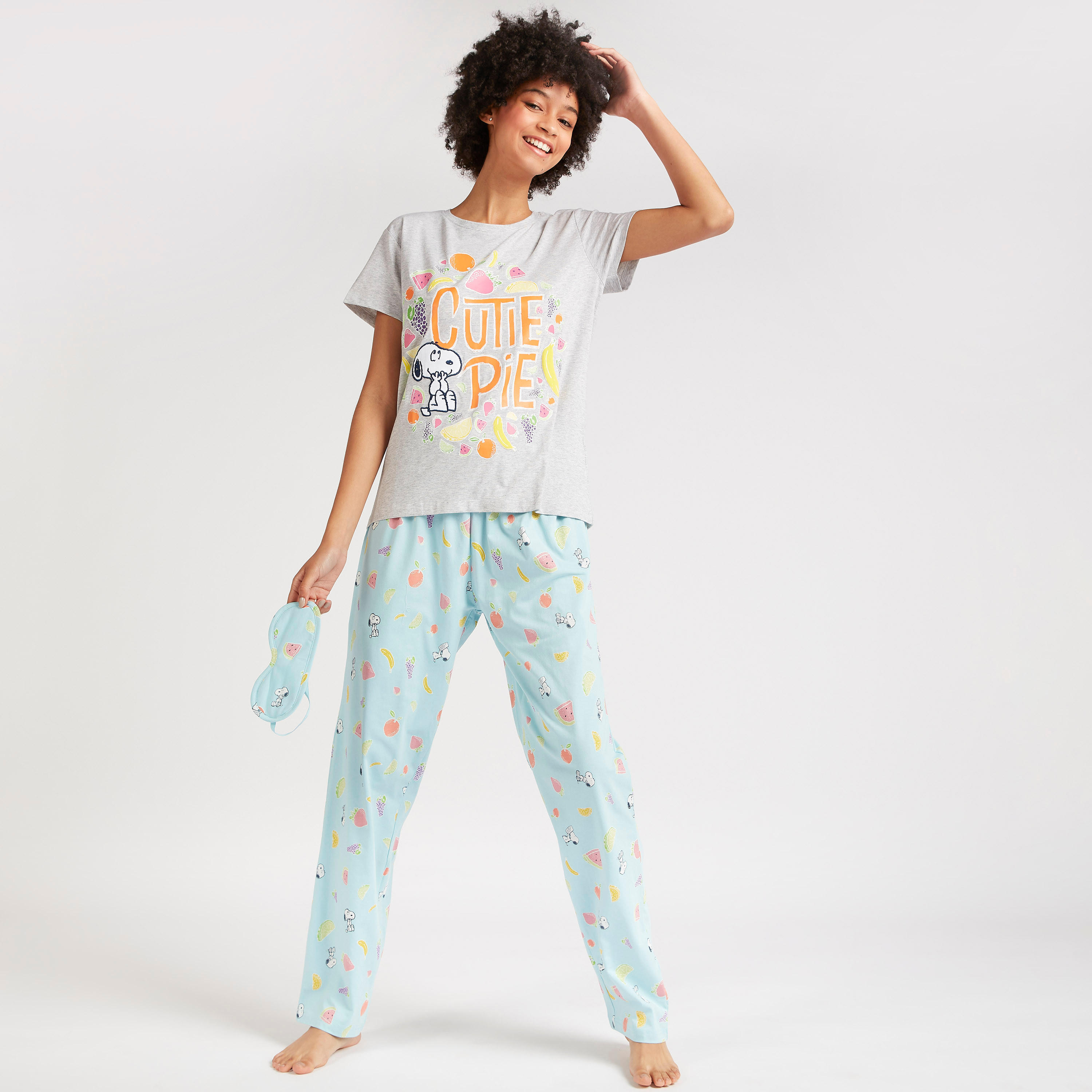 طقم بنطلون بيجاما وتيشيرت بياقة ضيّقة وطبعات-women-clothing-nightwear-pyjamas-longsets-image-2