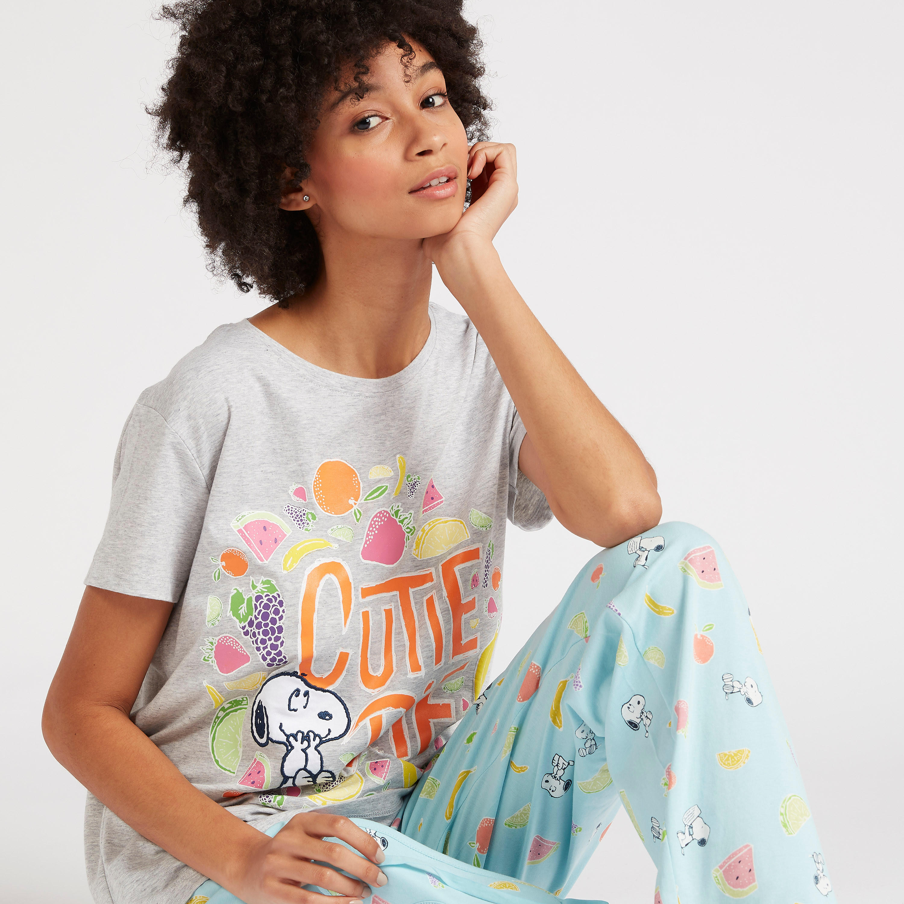 طقم بنطلون بيجاما وتيشيرت بياقة ضيّقة وطبعات-women-clothing-nightwear-pyjamas-longsets-image-3