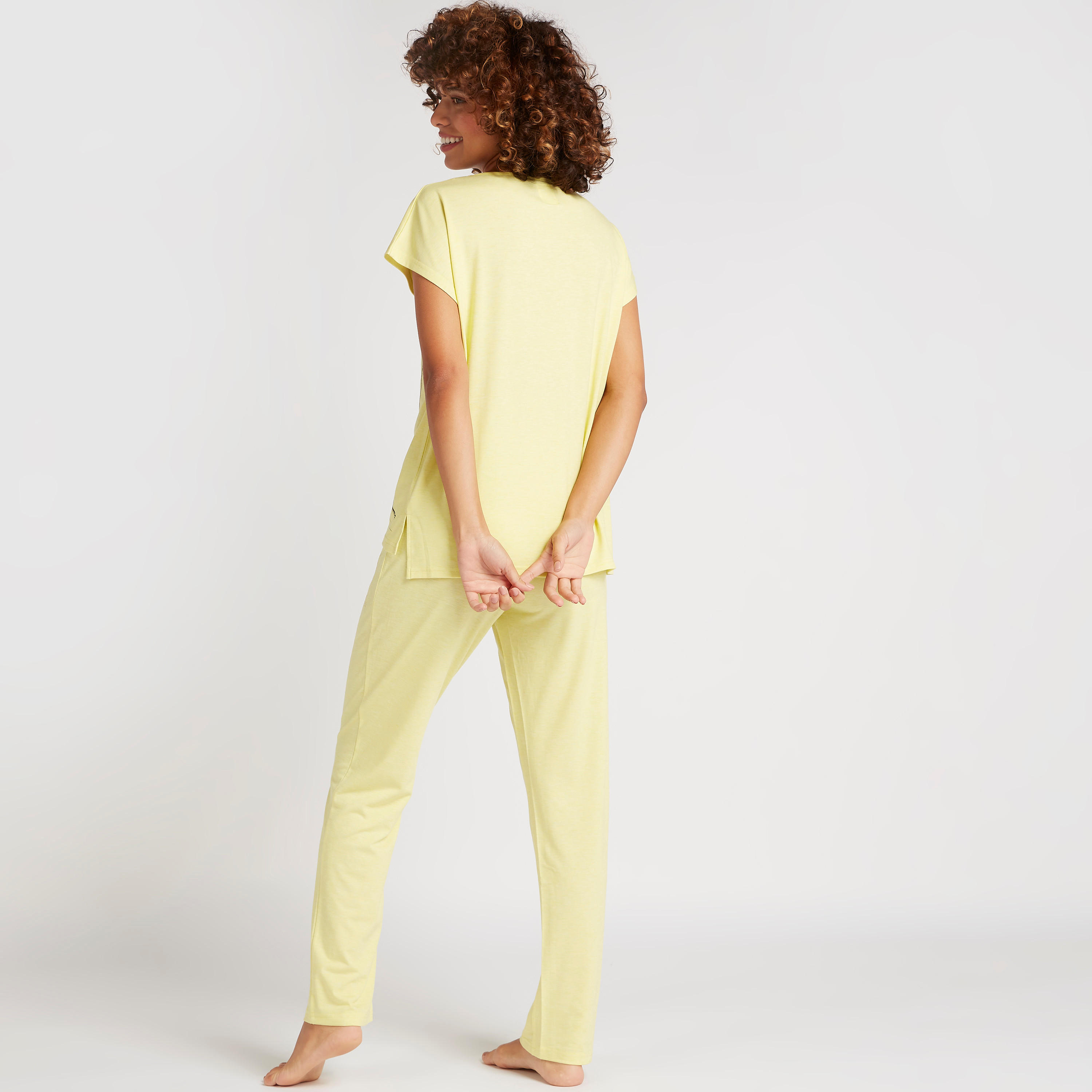 طقم بنطلون بيجاما وتيشيرت بأكمام كاب وطبعات جاسمين-women-clothing-nightwear-pyjamas-longsets-image-4