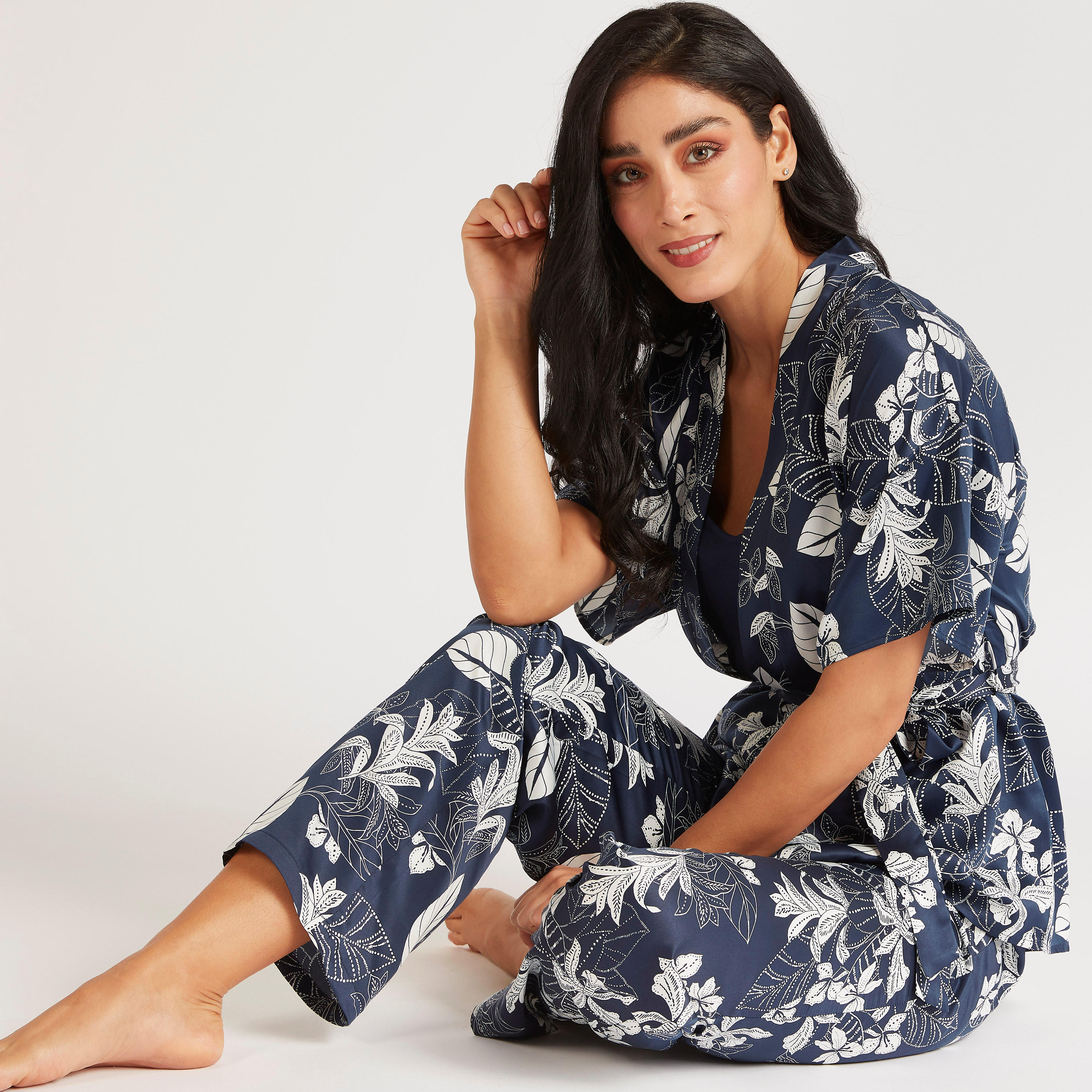 طقم من بنطلون بيجاما بأربطة وقميص بطبعات أزهار-women-clothing-nightwear-pyjamas-longsets-image-1
