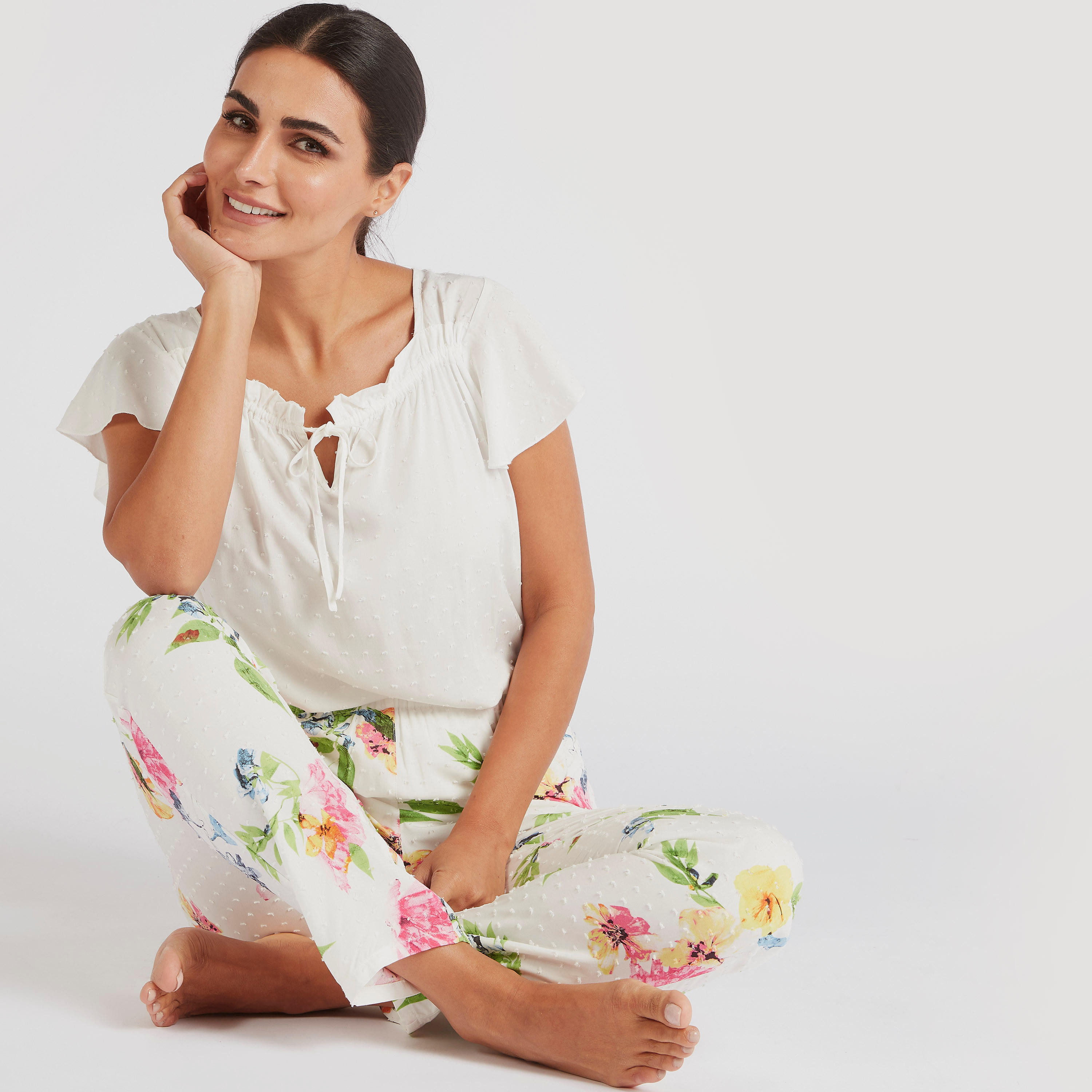 طقم من بنطلون بيجاما بطبعات أزهار وبلوزة مطرزة-women-clothing-nightwear-pyjamas-longsets-image-1