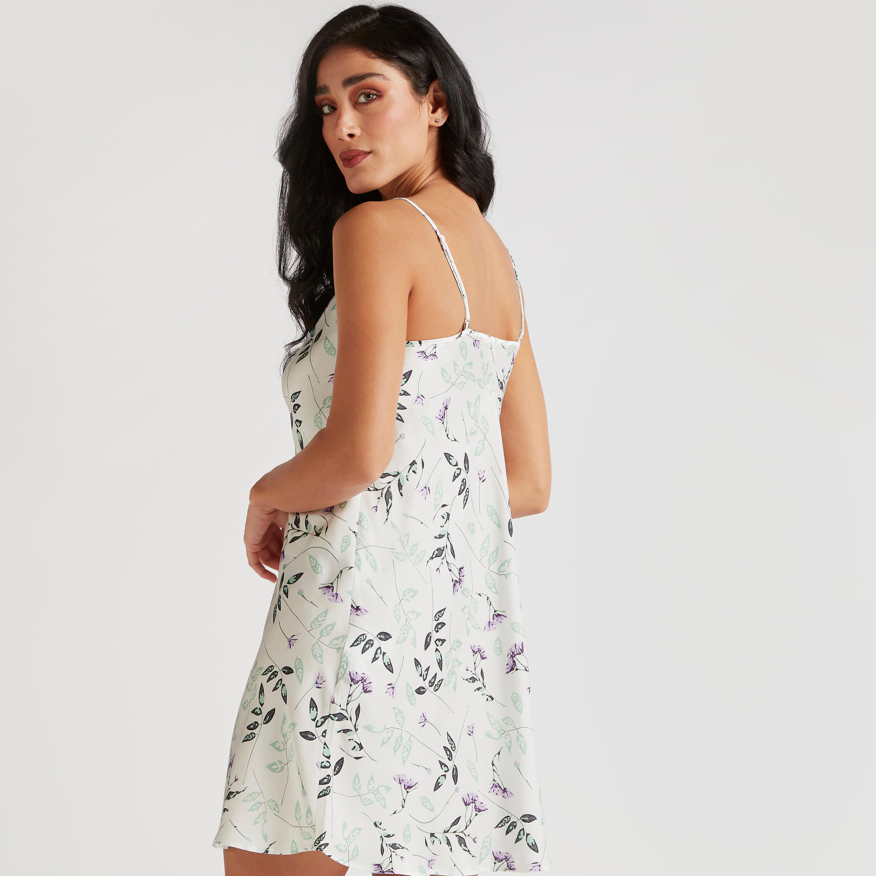 قميص نوم دون أكمام بياقة منسدلة وحمّالات قابلة للتعديل - طقم من قطعتين-women-clothing-nightwear-nighties-image-3