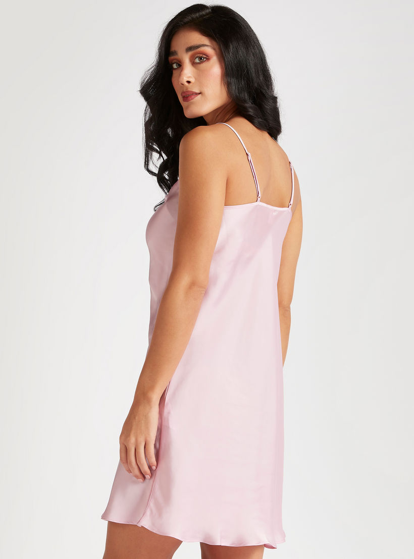 قميص نوم دون أكمام بياقة منسدلة وحمّالات قابلة للتعديل - طقم من قطعتين-women-clothing-nightwear-nighties-image-4