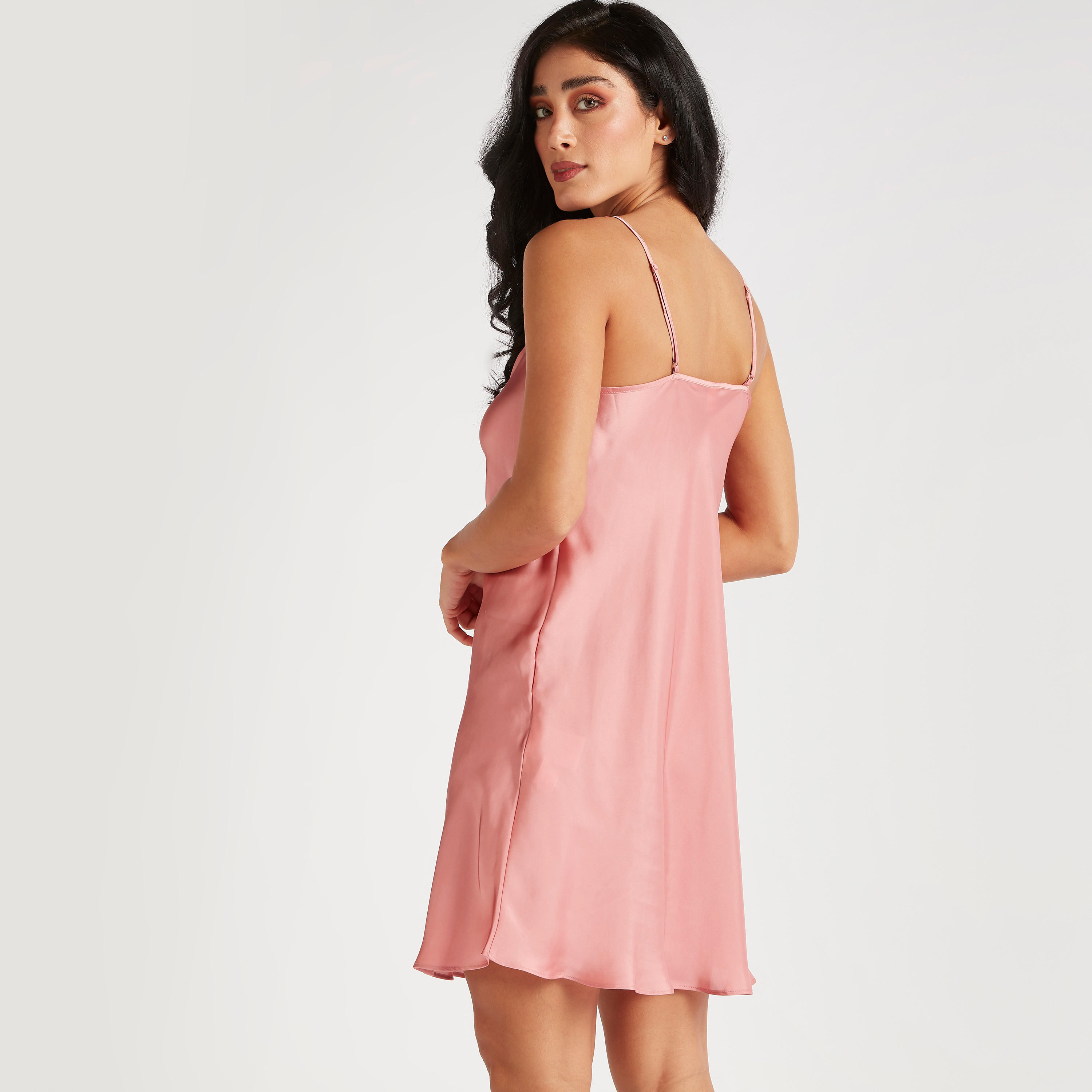 قميص نوم دون أكمام بياقة منسدلة وحمّالات قابلة للتعديل - طقم من قطعتين-women-clothing-nightwear-nighties-image-2