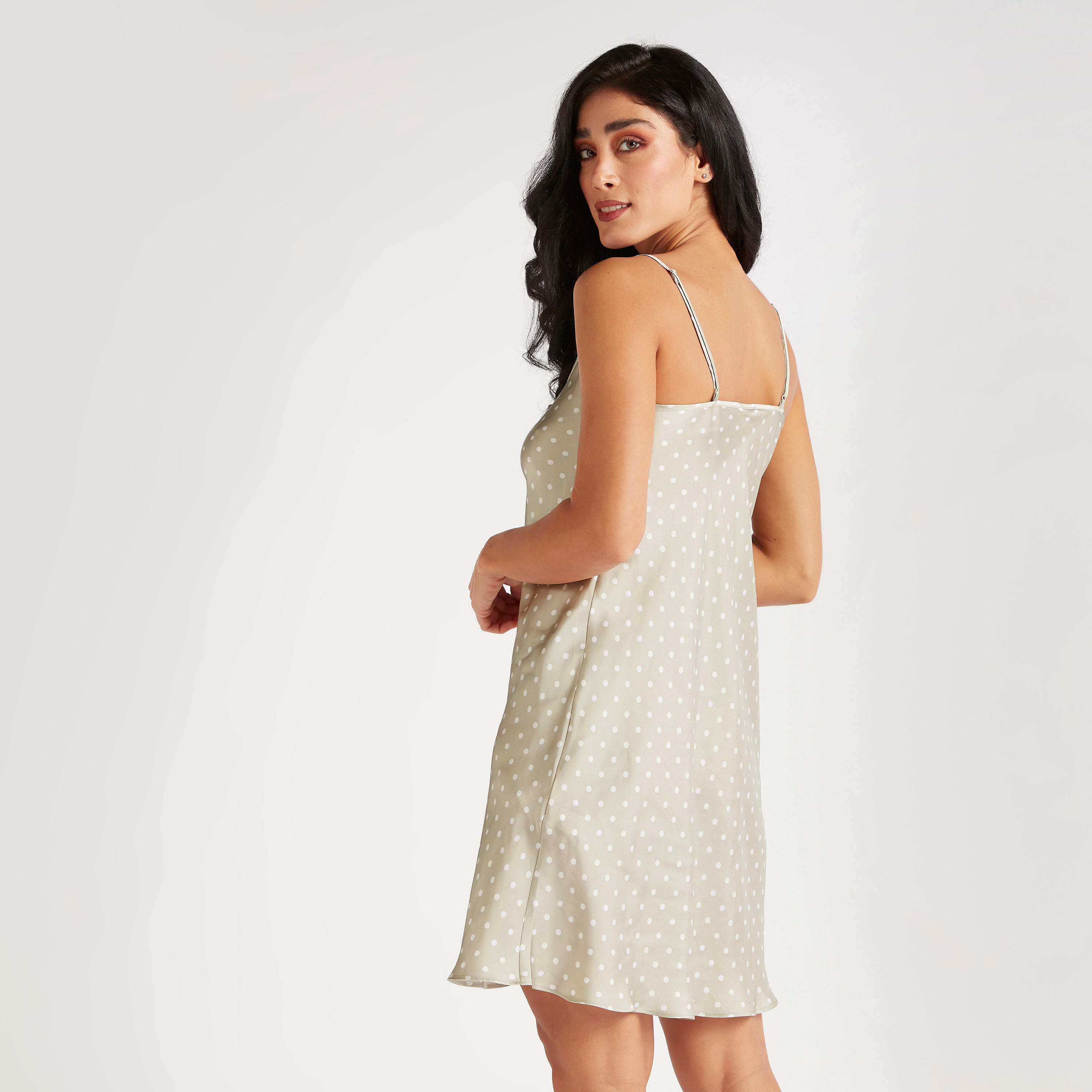 قميص نوم دون أكمام بياقة منسدلة وحمّالات قابلة للتعديل - طقم من قطعتين-women-clothing-nightwear-nighties-image-4