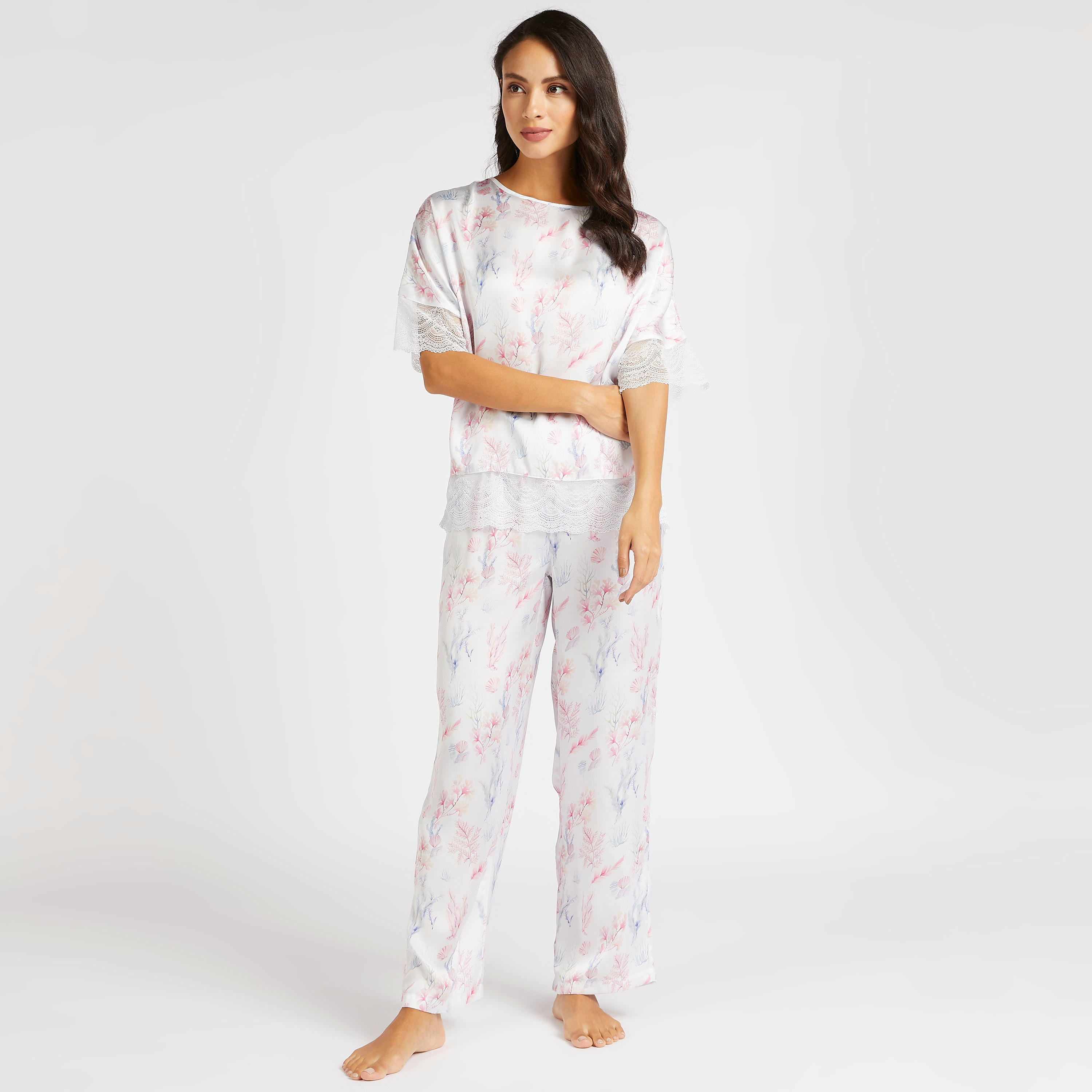 طقم بنطلون بيجاما وبلوزة بياقة ضيّقة وطبعات-women-clothing-nightwear-pyjamas-longsets-image-4