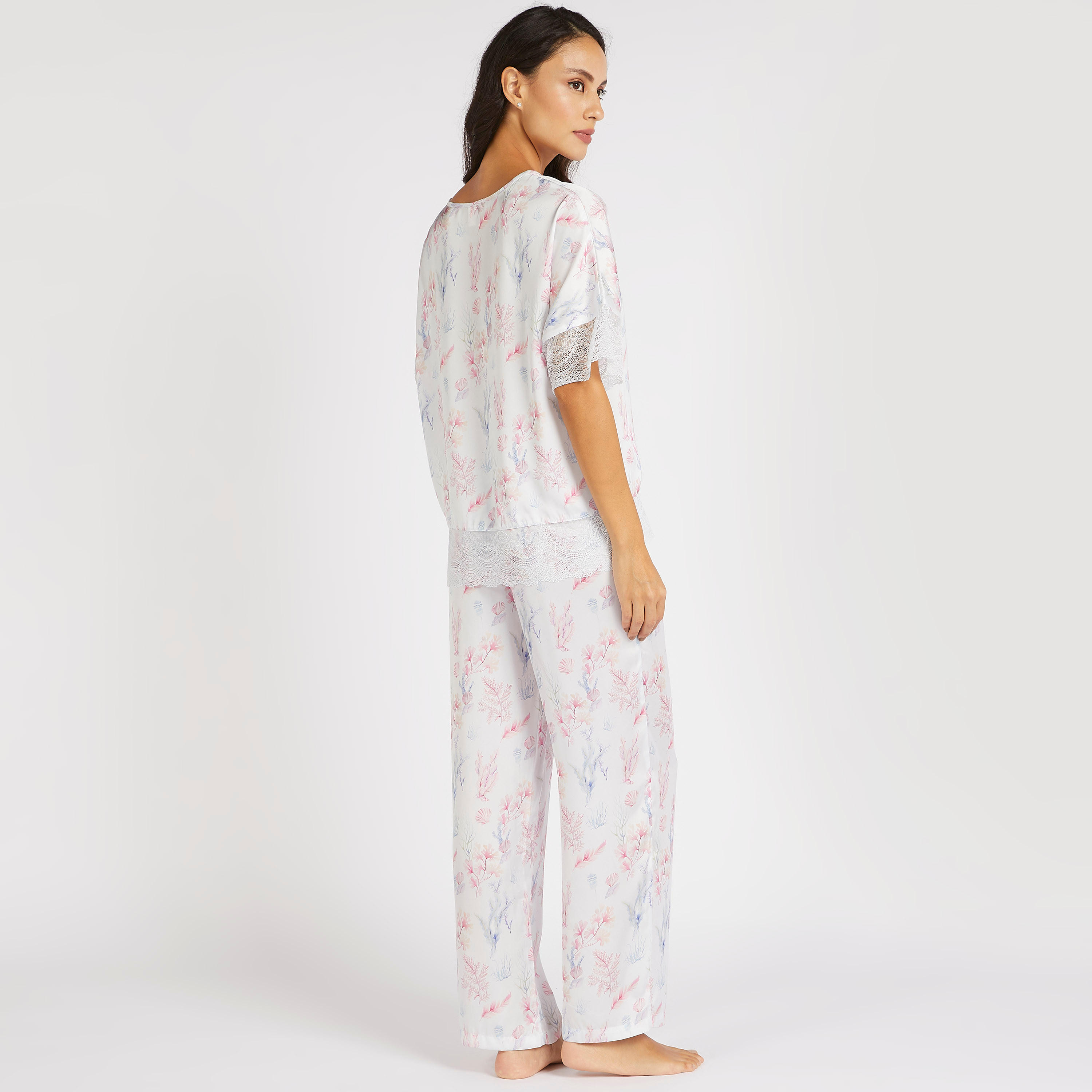 طقم بنطلون بيجاما وبلوزة بياقة ضيّقة وطبعات-women-clothing-nightwear-pyjamas-longsets-image-1