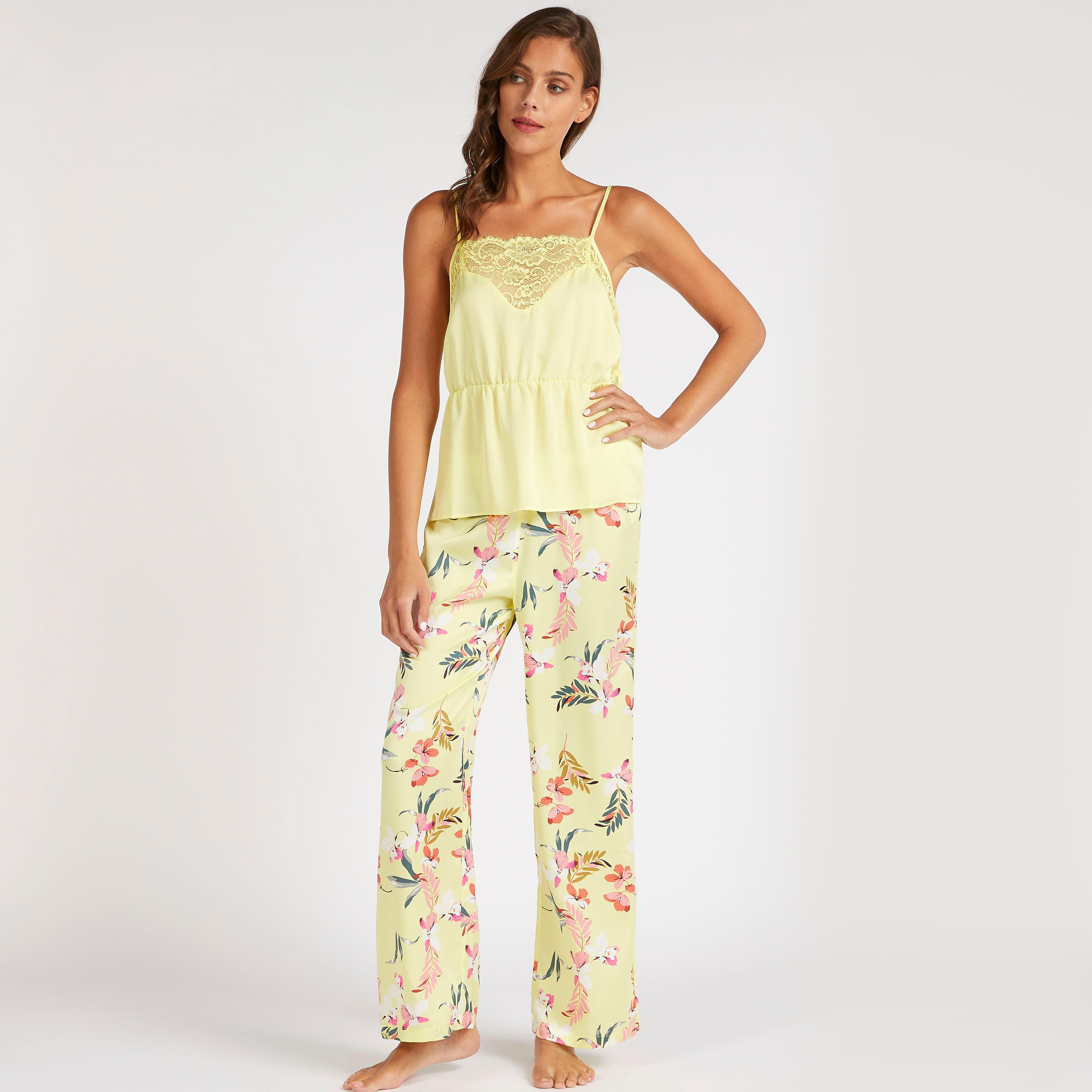 طقم بنطلون بيجاما وبلوزة كامي بتفاصيل دانتيل-women-clothing-nightwear-pyjamas-longsets-image-1