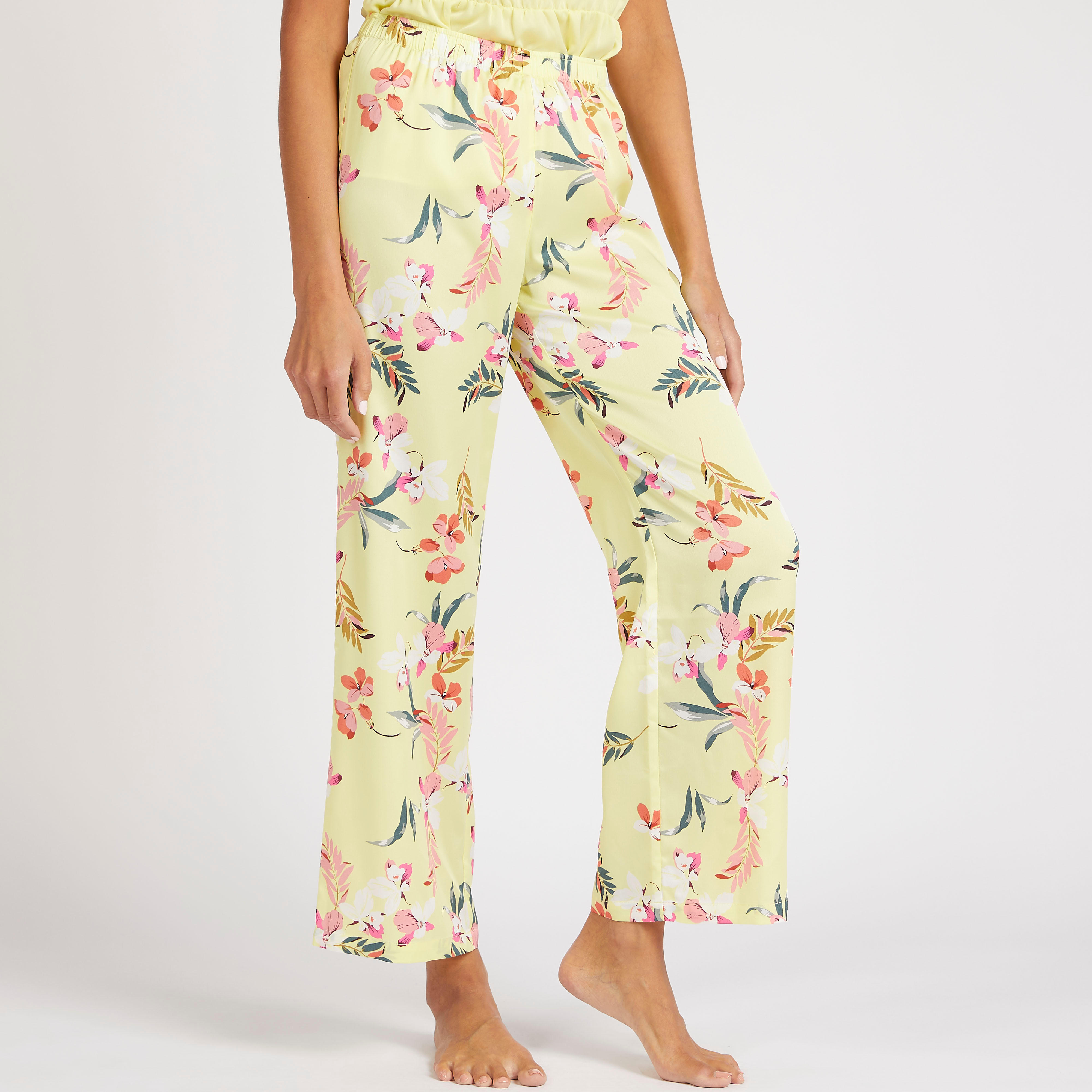 طقم بنطلون بيجاما وبلوزة كامي بتفاصيل دانتيل-women-clothing-nightwear-pyjamas-longsets-image-4