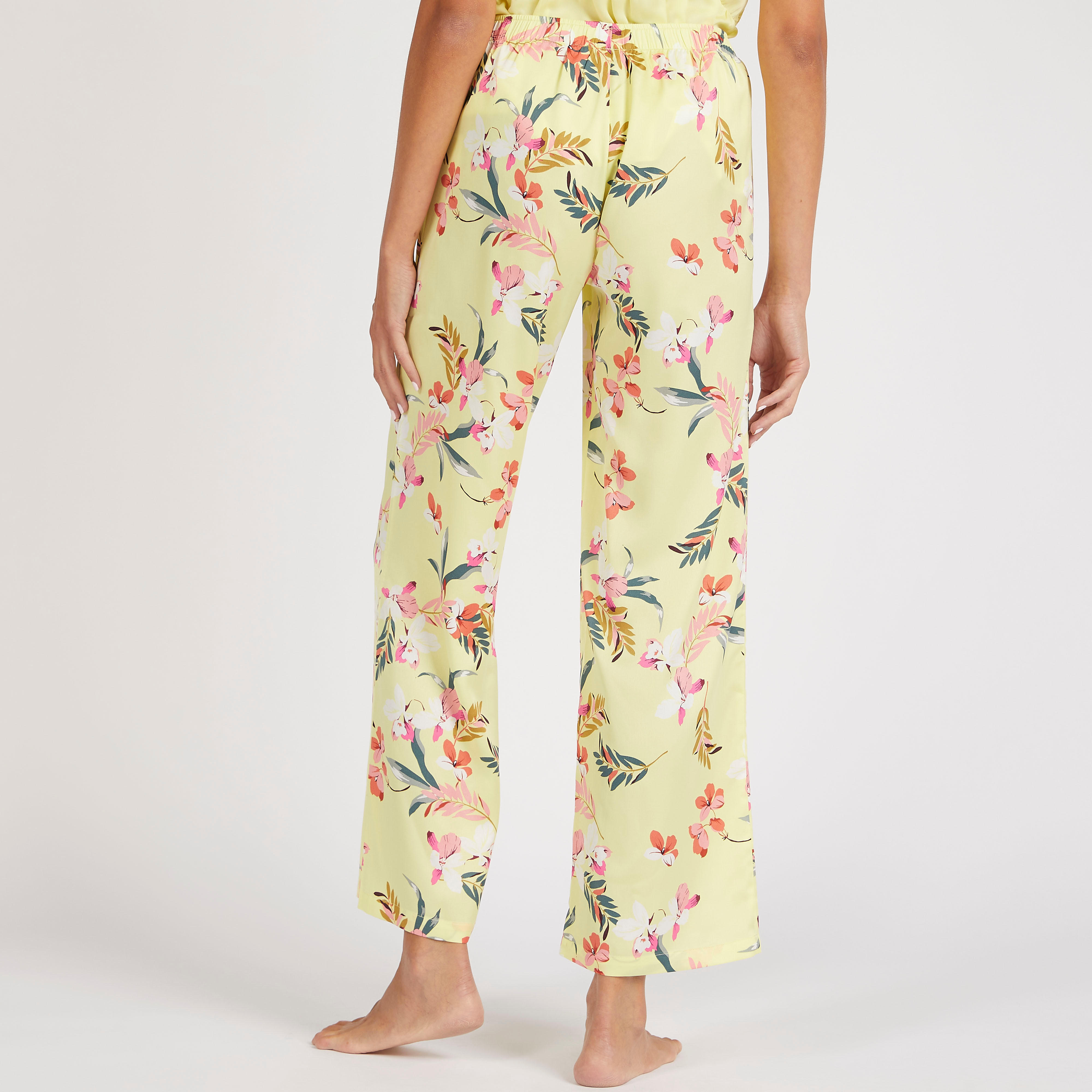 طقم بنطلون بيجاما وبلوزة كامي بتفاصيل دانتيل-women-clothing-nightwear-pyjamas-longsets-image-5