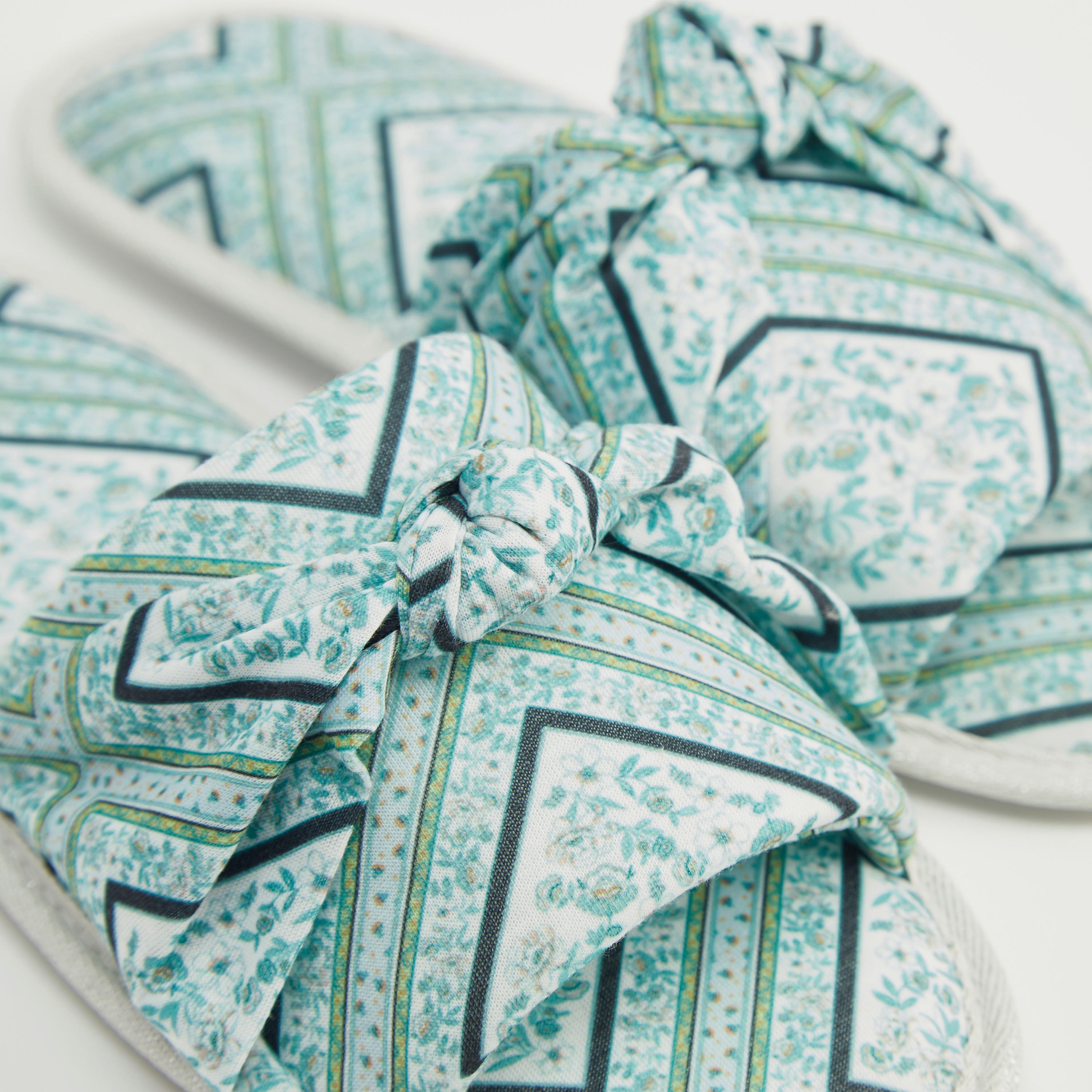 شبشب غرفة نوم سهل الارتداء بطبعات وتفاصيل عقدة-women-clothing-nightwear-bedroomslippers-image-4