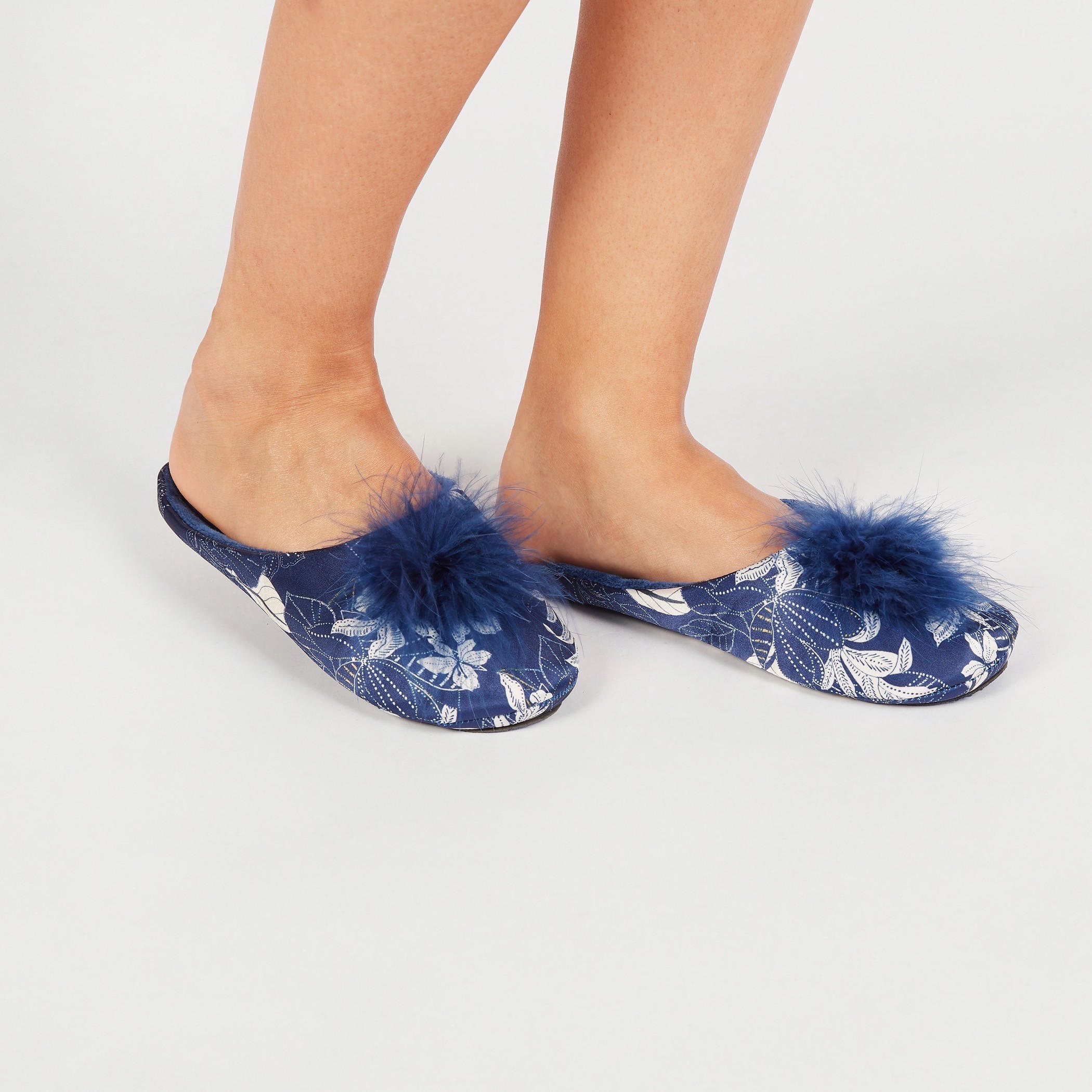 شبشب غرفة نوم سهل الارتداء بطبعات أزهار وتفاصيل ريش-women-clothing-nightwear-bedroomslippers-image-2