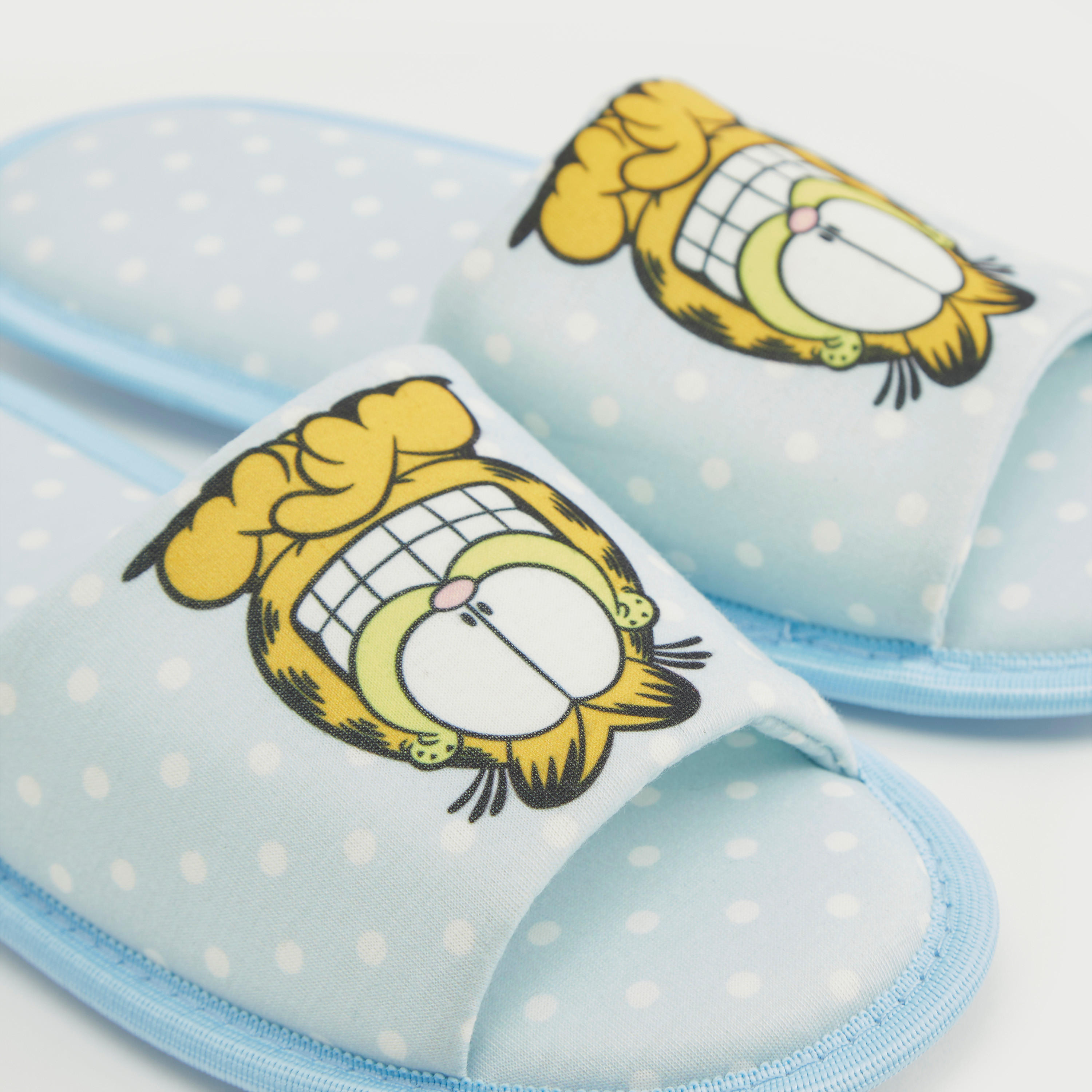 شبشب غرفة نوم سهل الارتداء بطبعات منقّطة وغارفيلد-women-clothing-nightwear-bedroomslippers-image-4