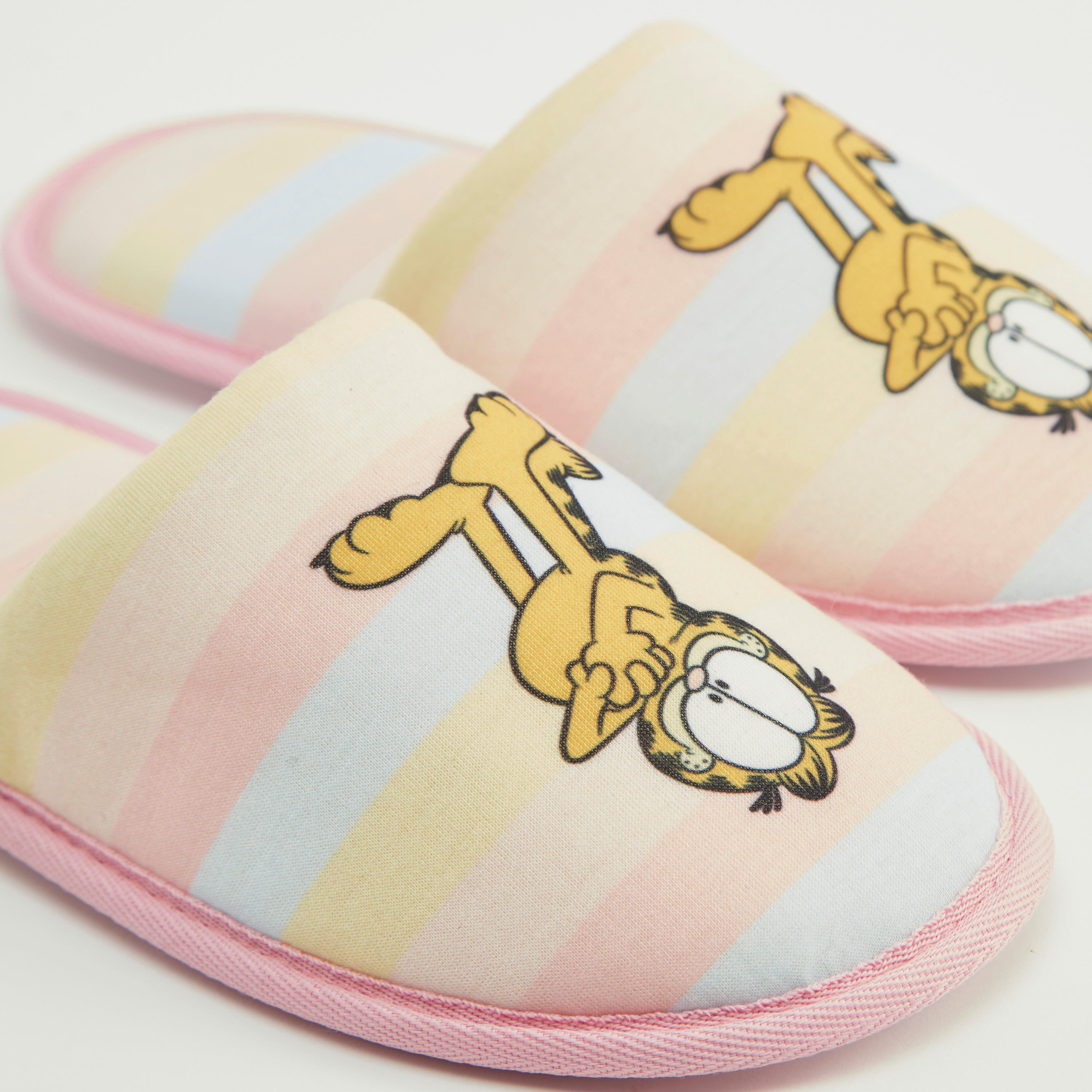 شبشب غرفة نوم سهل الارتداء مقلّم بطبعات غارفيلد-women-clothing-nightwear-bedroomslippers-image-4