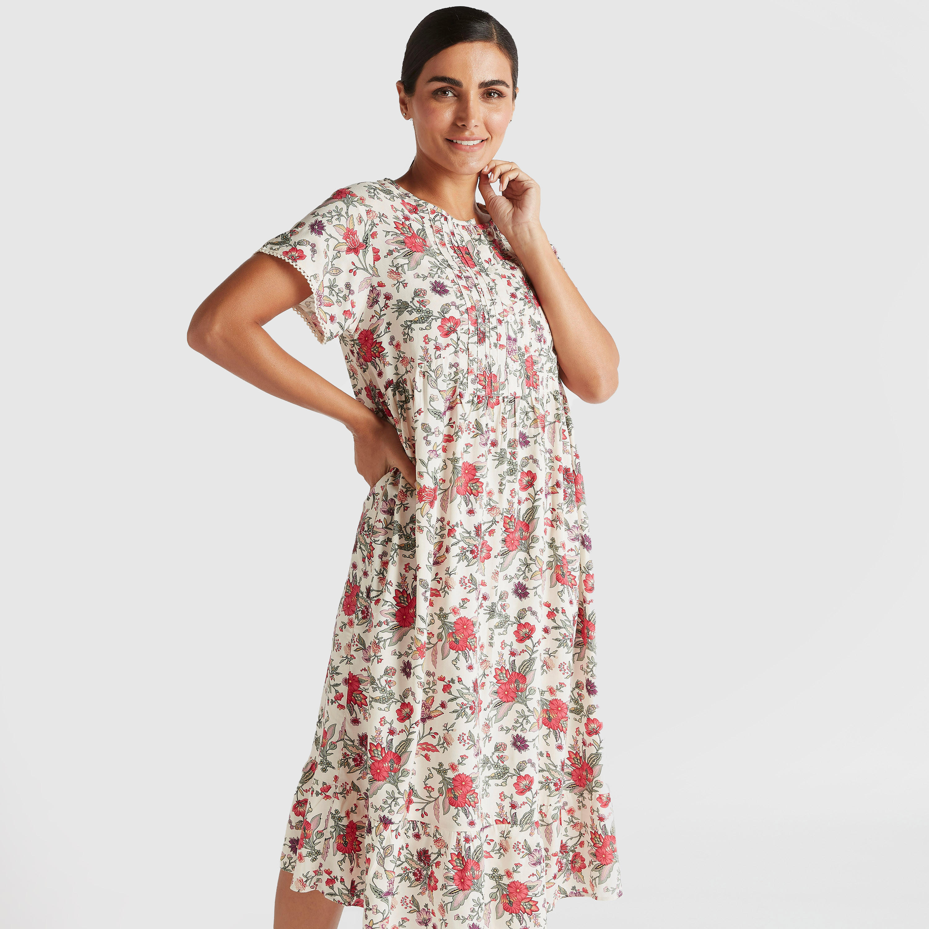 ثوب نوم بطبعات أزهار وتفاصيل بينتوك وزر إغلاق-women-clothing-nightwear-nighties-image-1