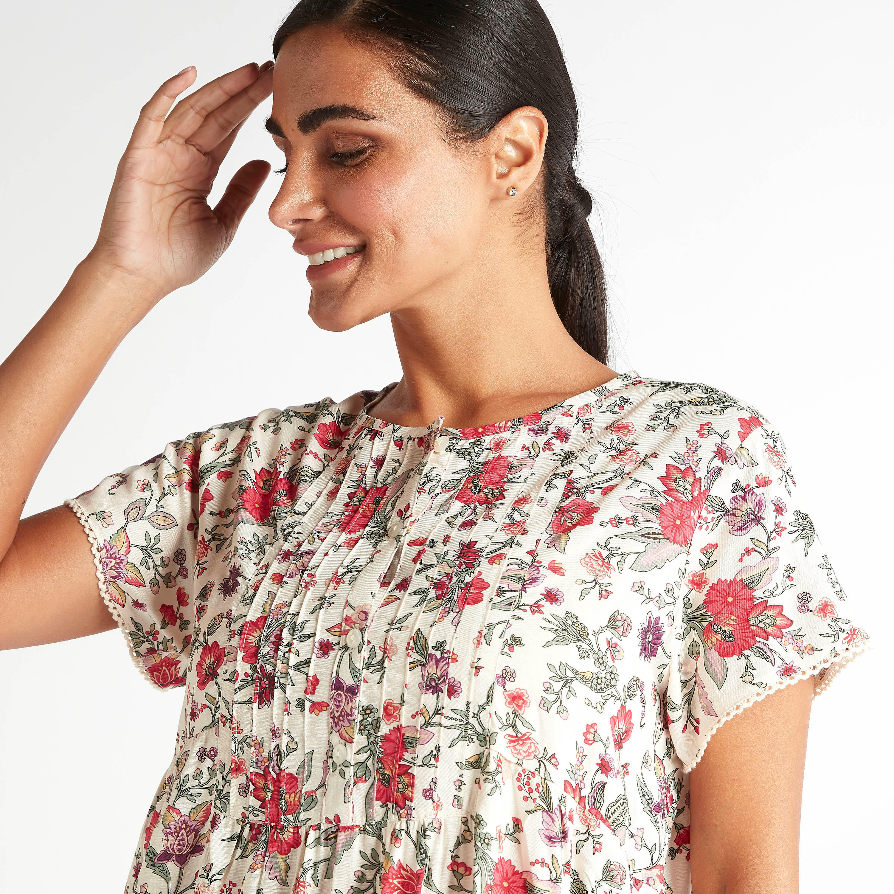 ثوب نوم بطبعات أزهار وتفاصيل بينتوك وزر إغلاق-women-clothing-nightwear-nighties-image-2