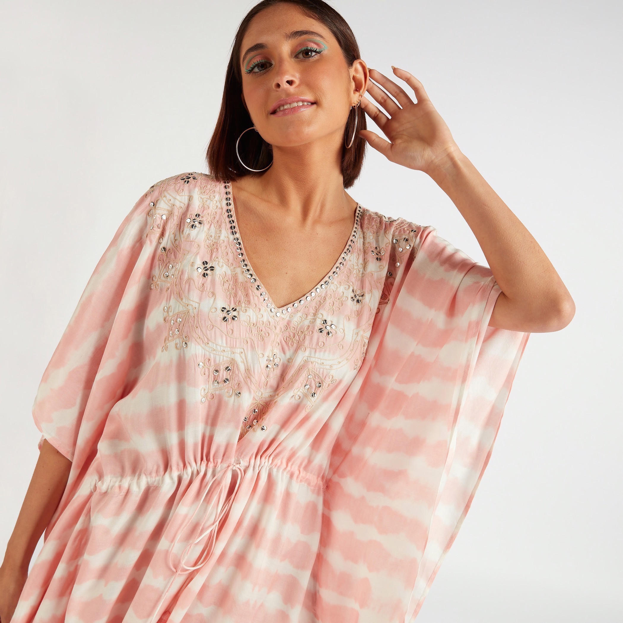 فستان مزيّن بياقة V ورباط وشرّابات-women-clothing-swimandbeach-beachwear-image-3