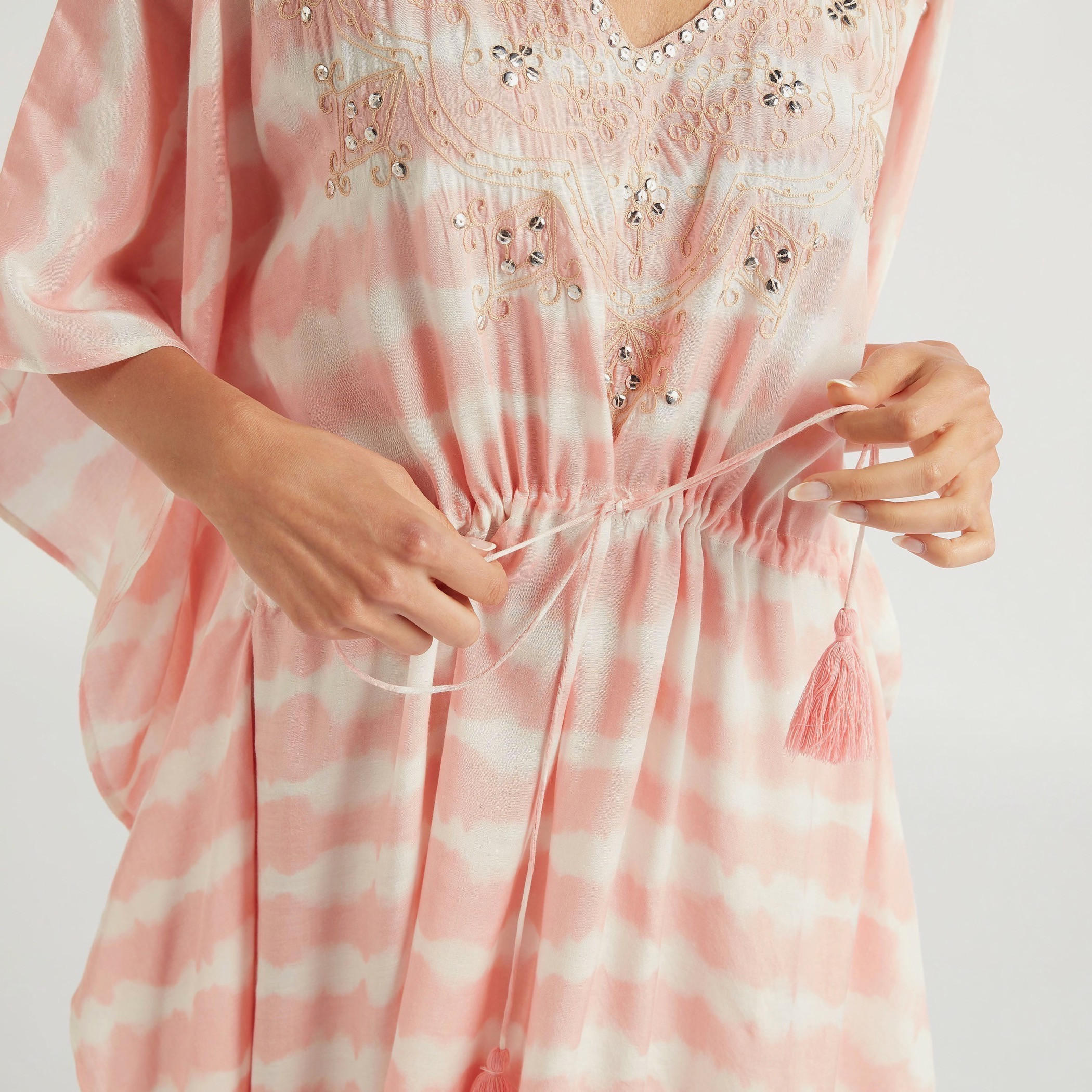 فستان مزيّن بياقة V ورباط وشرّابات-women-clothing-swimandbeach-beachwear-image-6