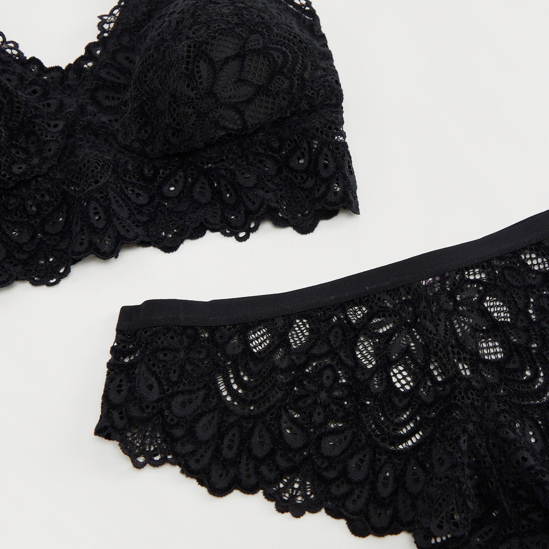 حمالة صدر دانتيل مع سروال قصير- طقم من قطعتين-women-clothing-lingerie-lingeriesets-image-3