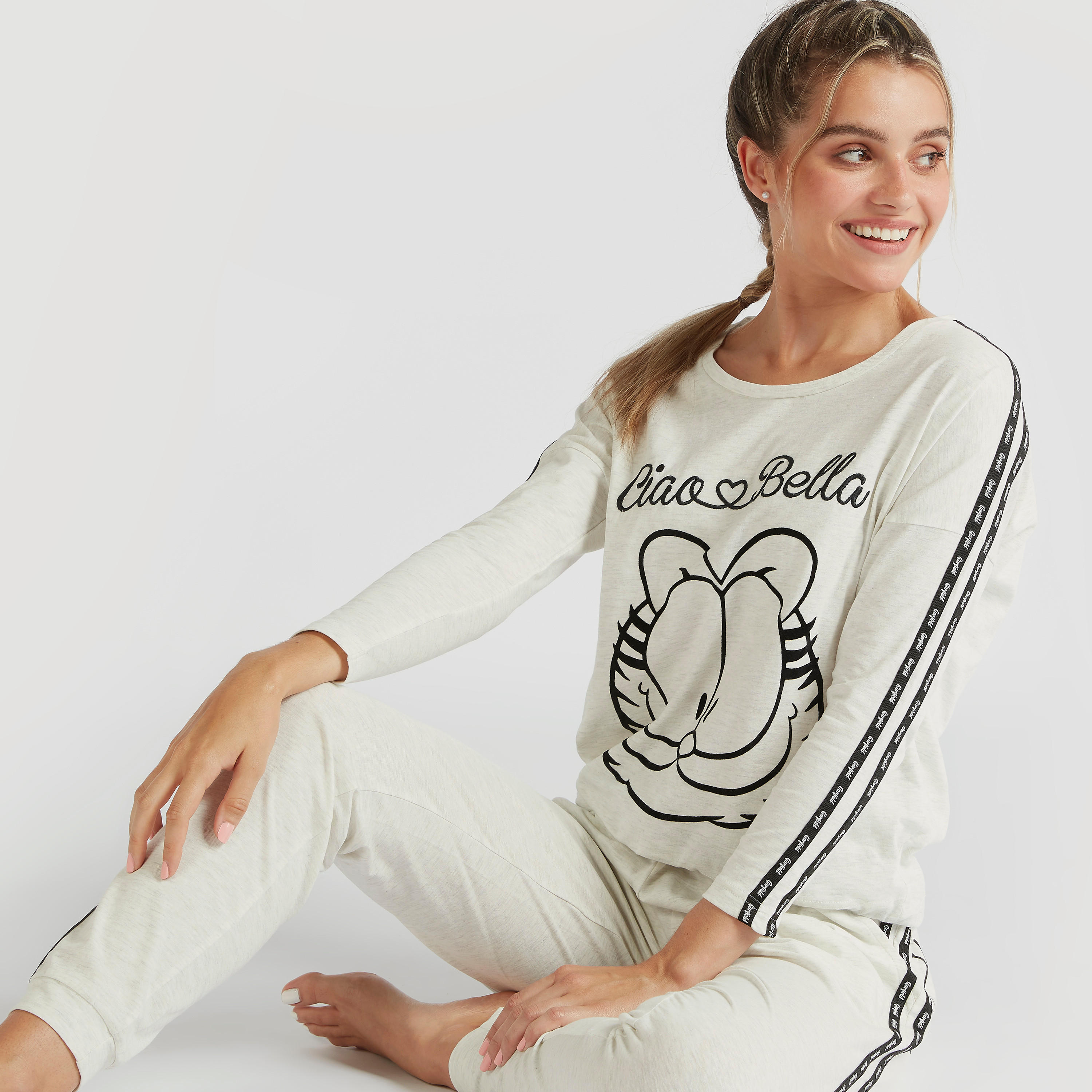 طقم بنطلون بيجاما وتيشيرت بياقة مستديرة وطبعات-women-clothing-nightwear-pyjamas-longsets-image-1