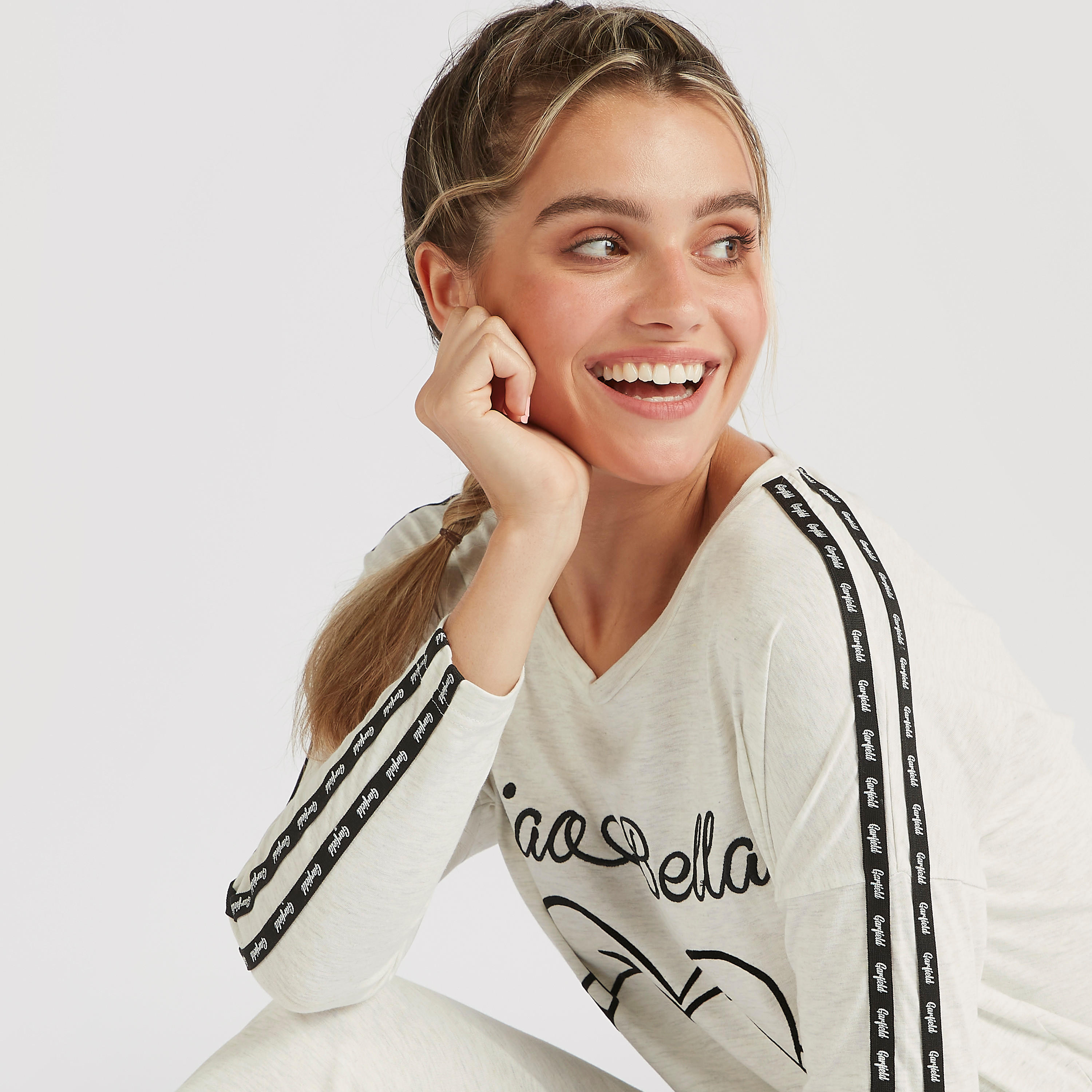 طقم بنطلون بيجاما وتيشيرت بياقة مستديرة وطبعات-women-clothing-nightwear-pyjamas-longsets-image-3
