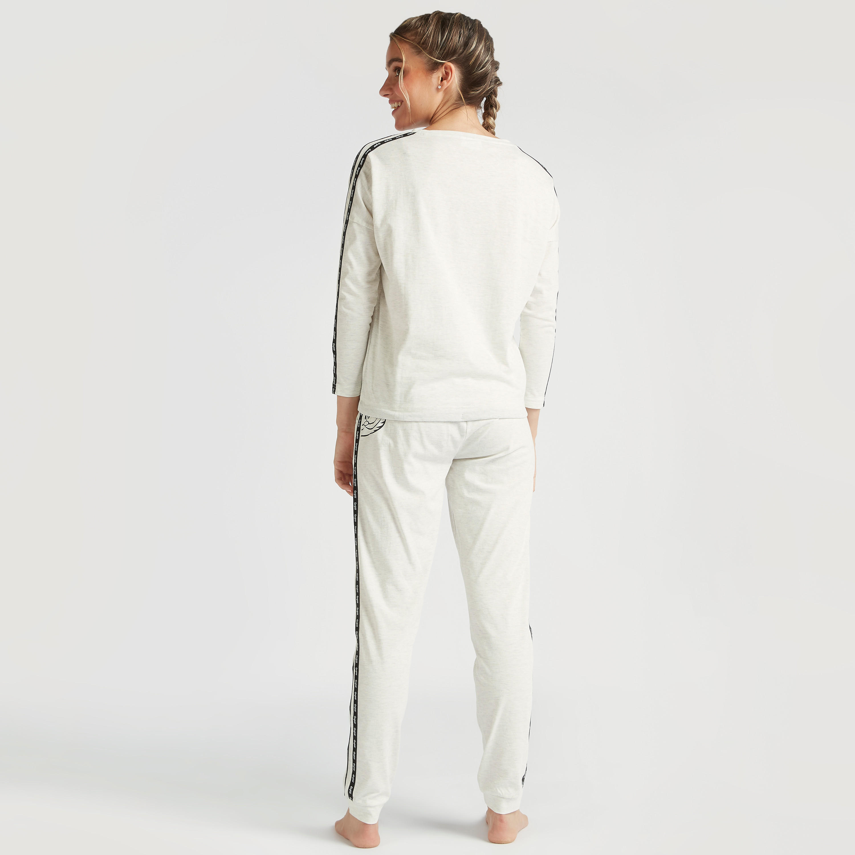 طقم بنطلون بيجاما وتيشيرت بياقة مستديرة وطبعات-women-clothing-nightwear-pyjamas-longsets-image-4