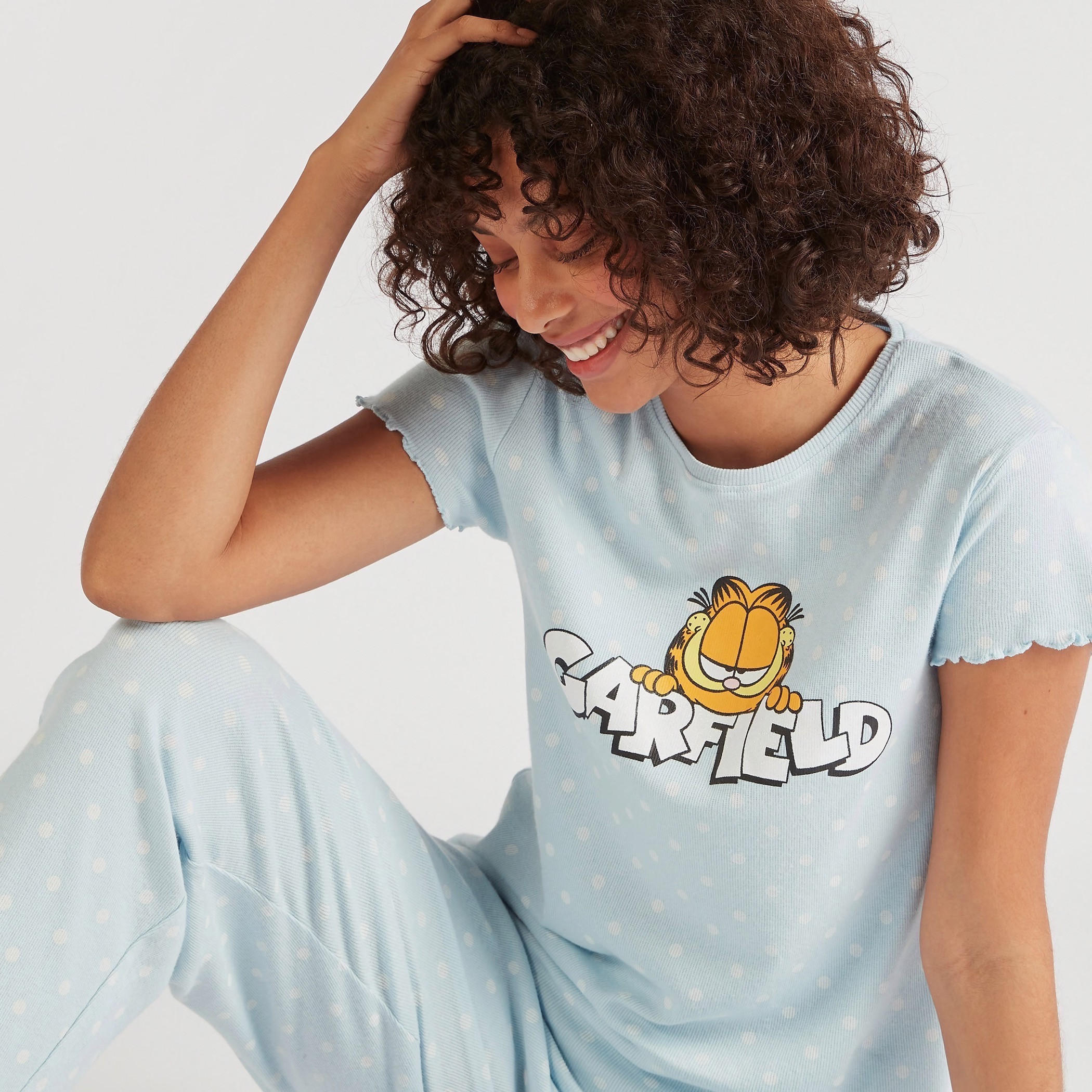 طقم بيجاما من شورت وتيشيرت بطبعات غارفيلد-women-clothing-nightwear-pyjamas-longsets-image-1