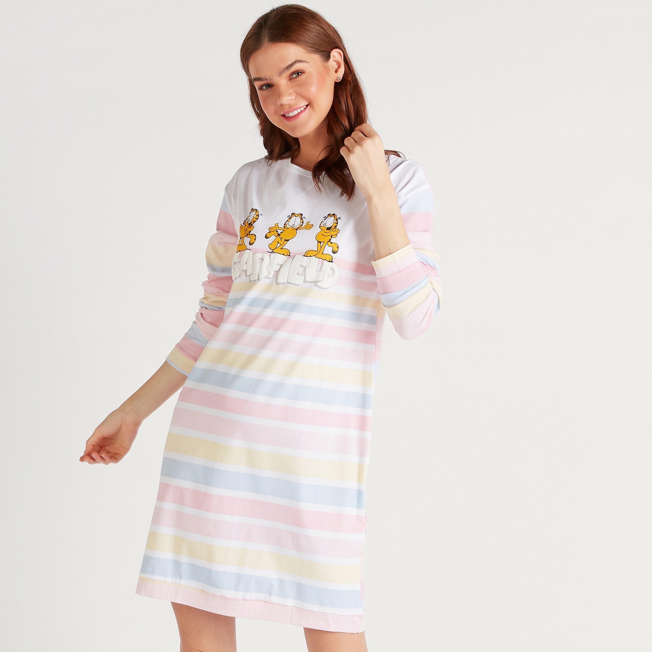 قميص نوم بطبعات غارفيلد وياقة ضيّقة وأكمام طويلة-women-clothing-nightwear-nighties-image-1