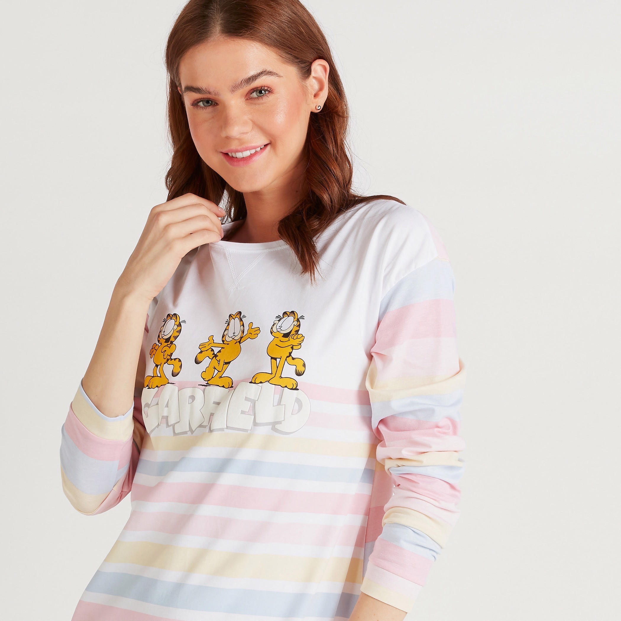 قميص نوم بطبعات غارفيلد وياقة ضيّقة وأكمام طويلة-women-clothing-nightwear-nighties-image-3
