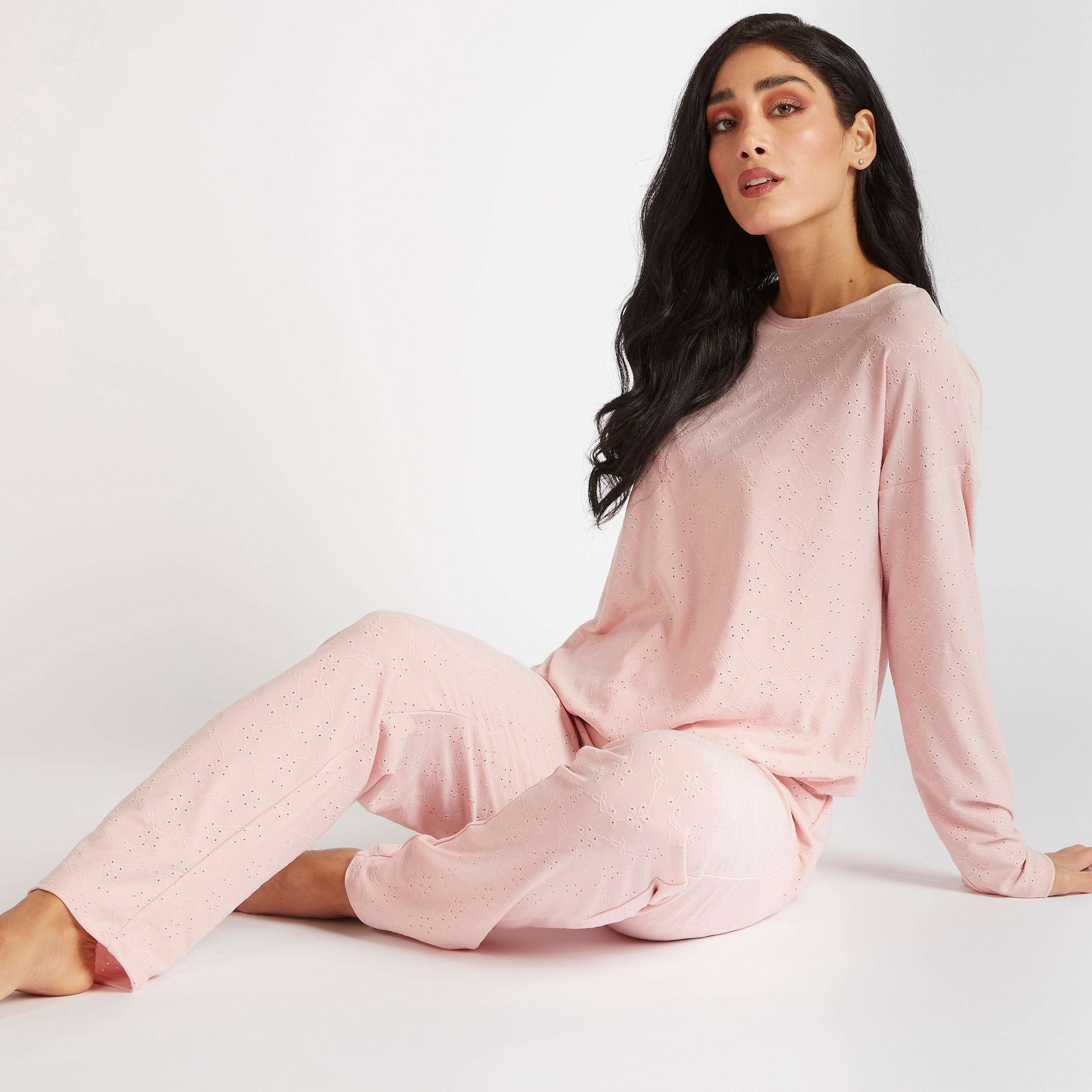 طقم من بنطلون بيجاما طويل بأربطة وقميص نوم مطرّز-women-clothing-nightwear-pyjamas-longsets-image-1