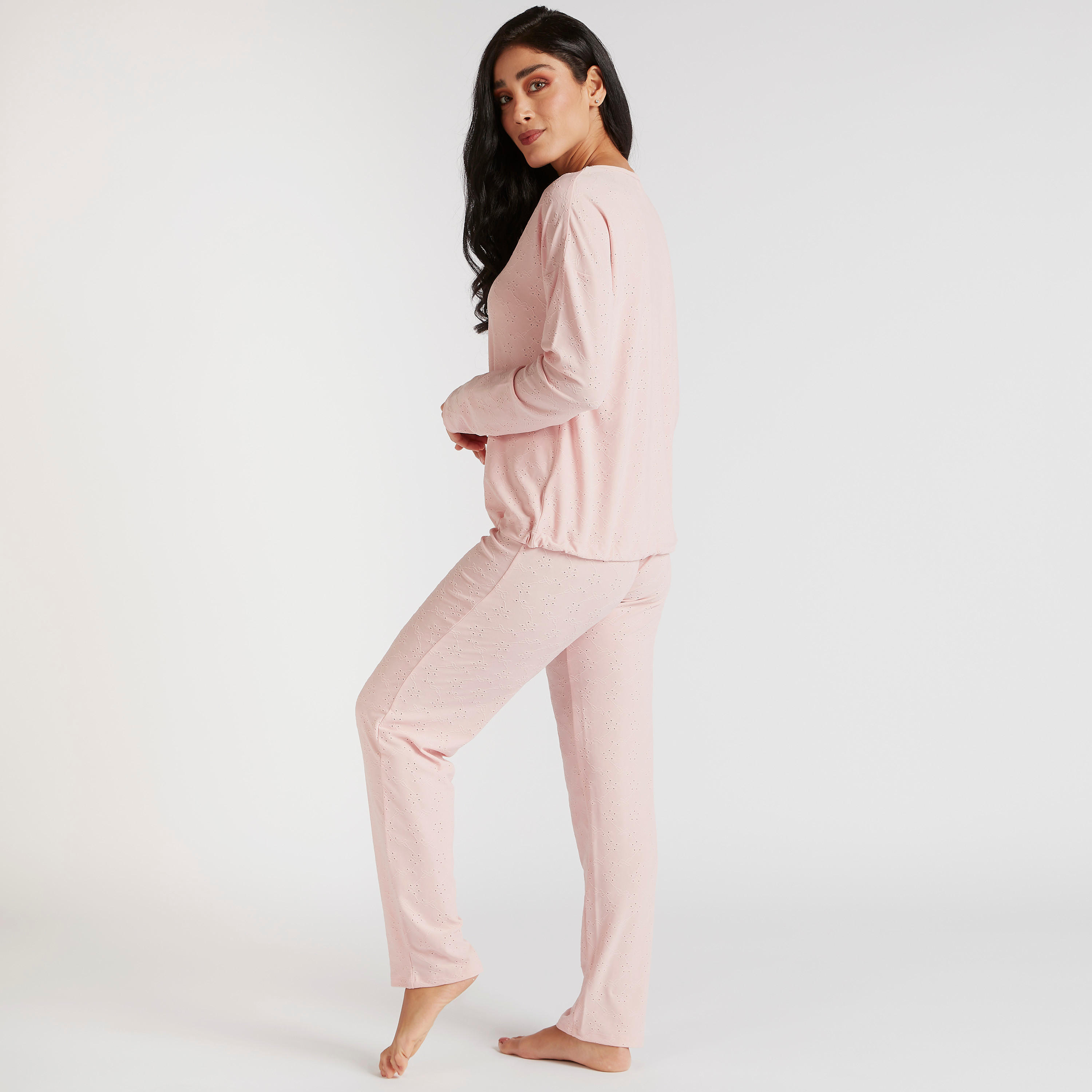 طقم من بنطلون بيجاما طويل بأربطة وقميص نوم مطرّز-women-clothing-nightwear-pyjamas-longsets-image-4