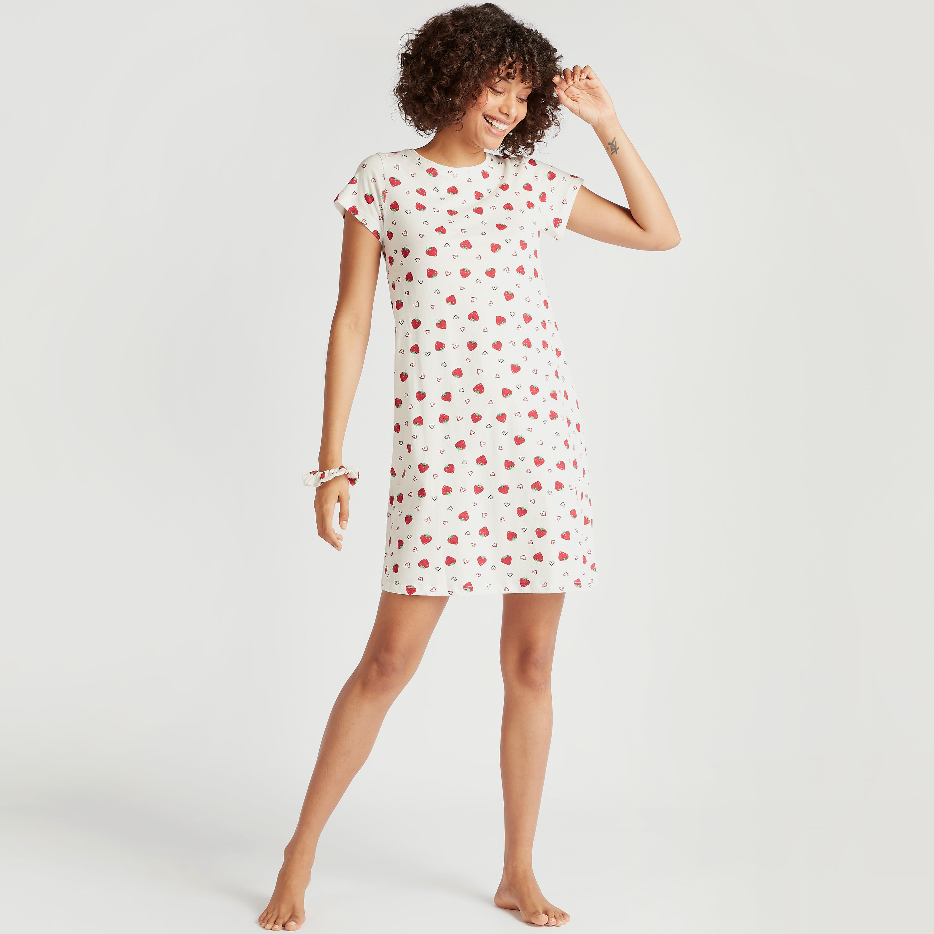 قميص نوم بياقة ضيّقة وأكمام كاب بطبعات- طقم من قطعتين-women-clothing-nightwear-nighties-image-2