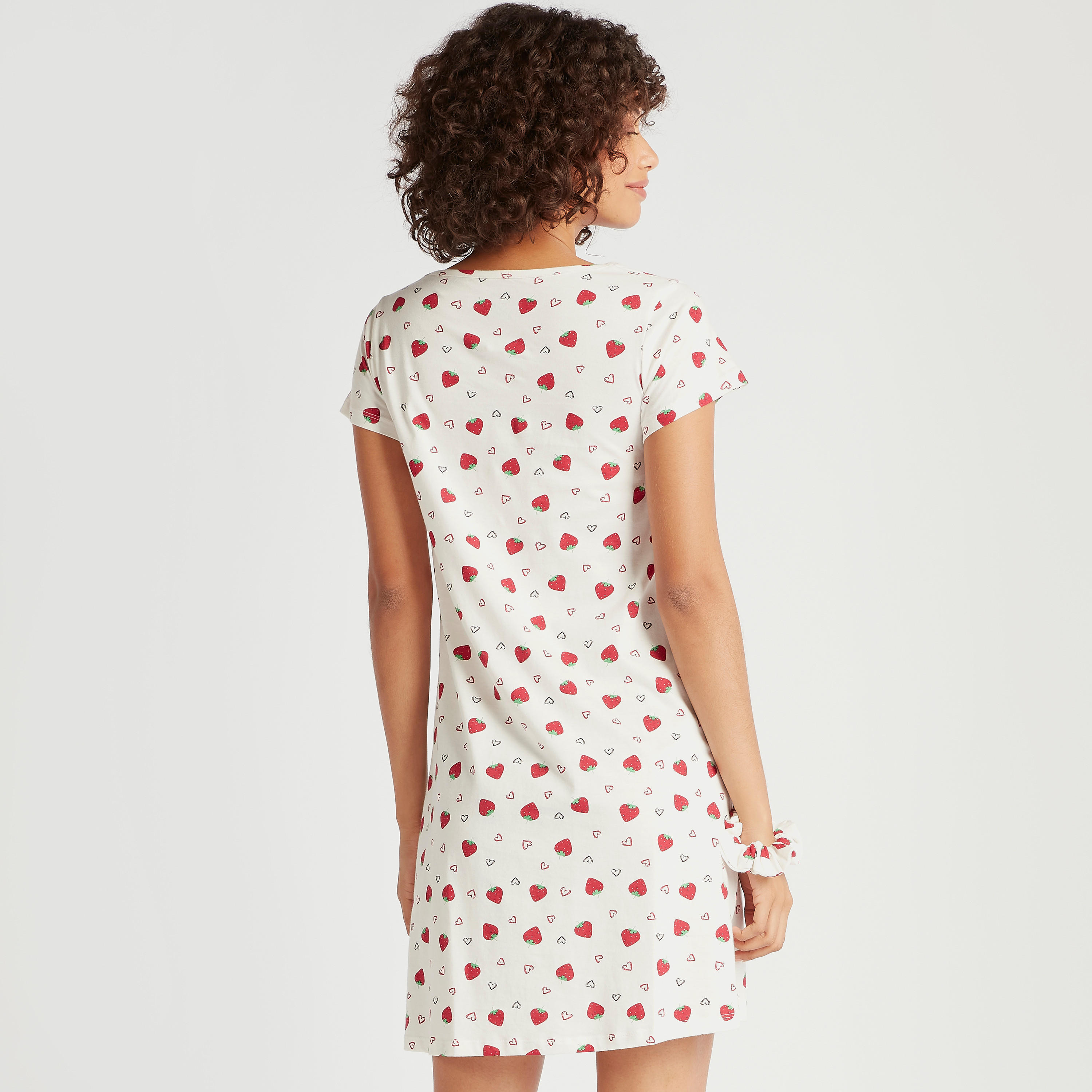قميص نوم بياقة ضيّقة وأكمام كاب بطبعات- طقم من قطعتين-women-clothing-nightwear-nighties-image-3