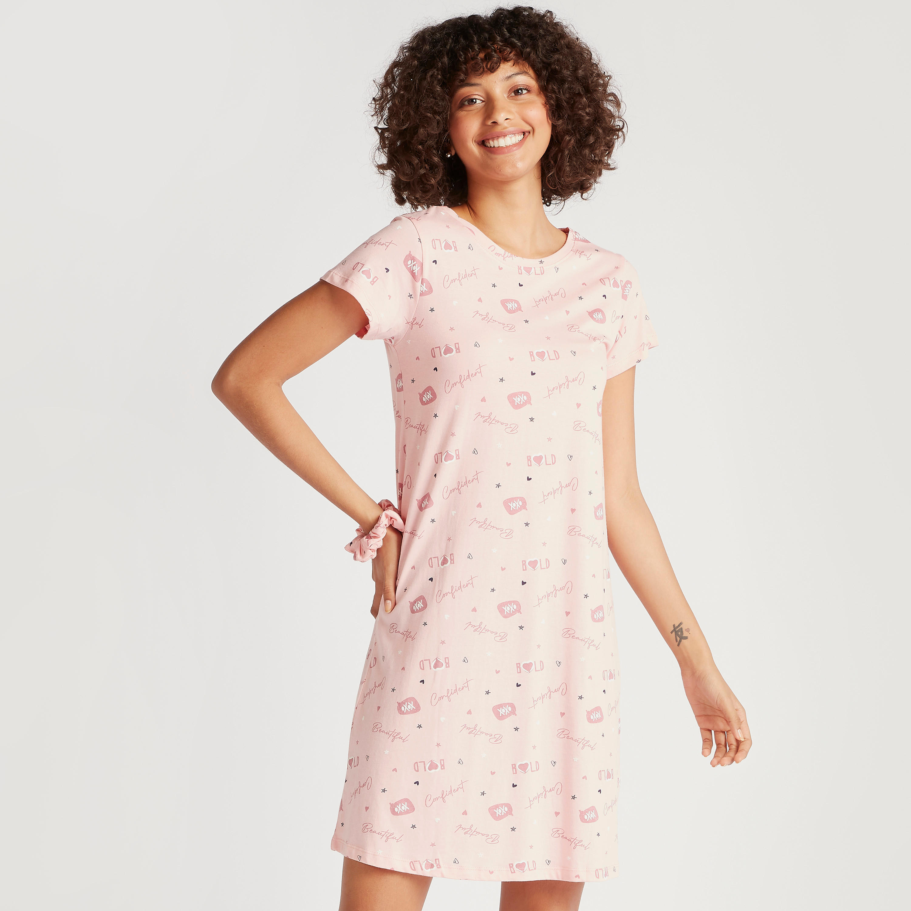 قميص نوم بأكمام كاب وياقة ضيقة وطبعات- طقم من قطعتين-women-clothing-nightwear-nighties-image-2